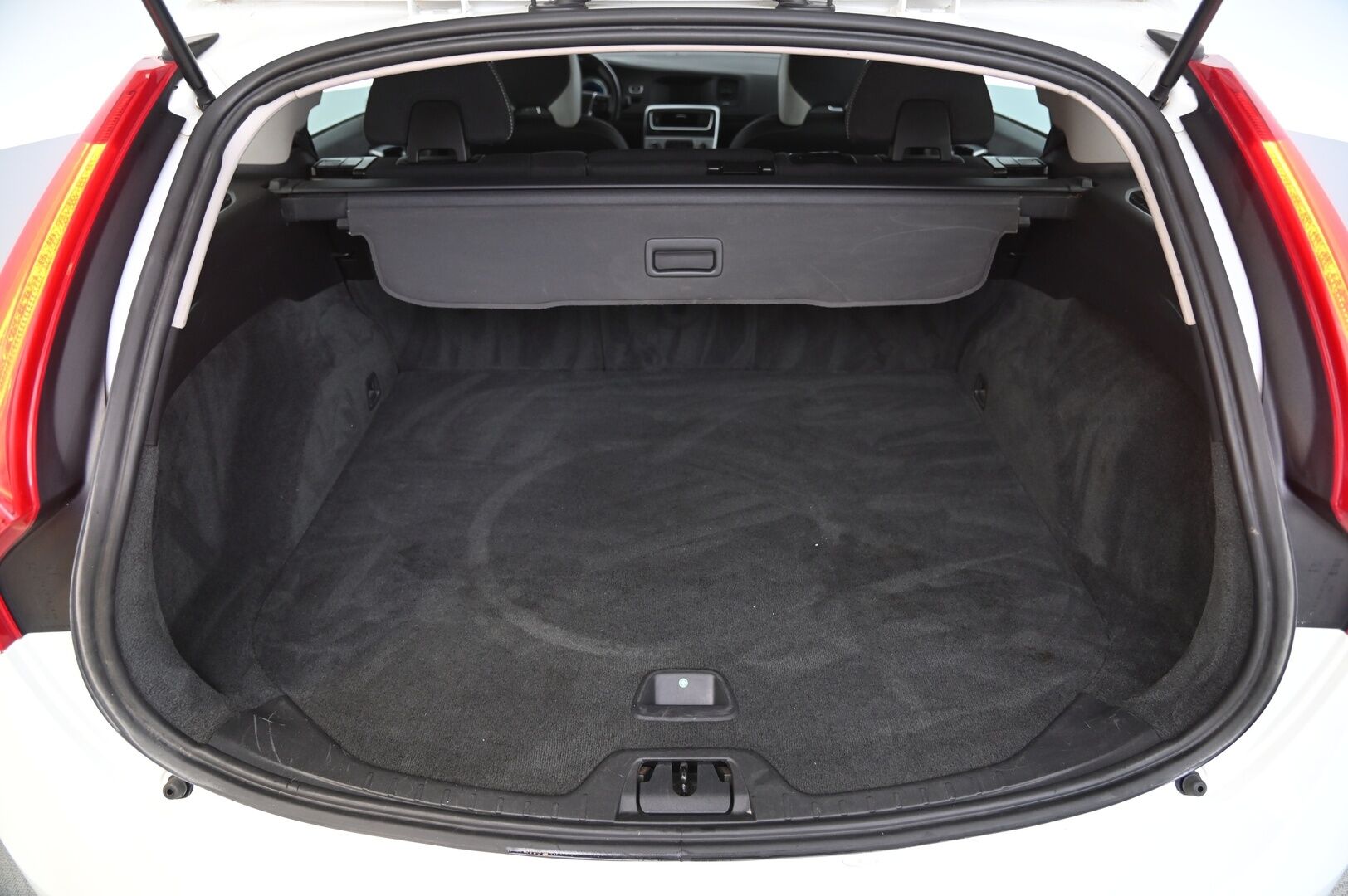 Volvo V60 2012 T3 R-Design - Huippusiisti | Lohko | Vakkari | BT | Kattokaiteet | 2x renkaat aluvanteilla