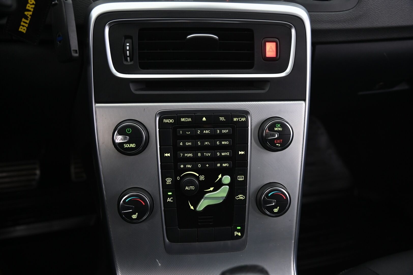 Volvo V60 2012 T3 R-Design - Huippusiisti | Lohko | Vakkari | BT | Kattokaiteet | 2x renkaat aluvanteilla