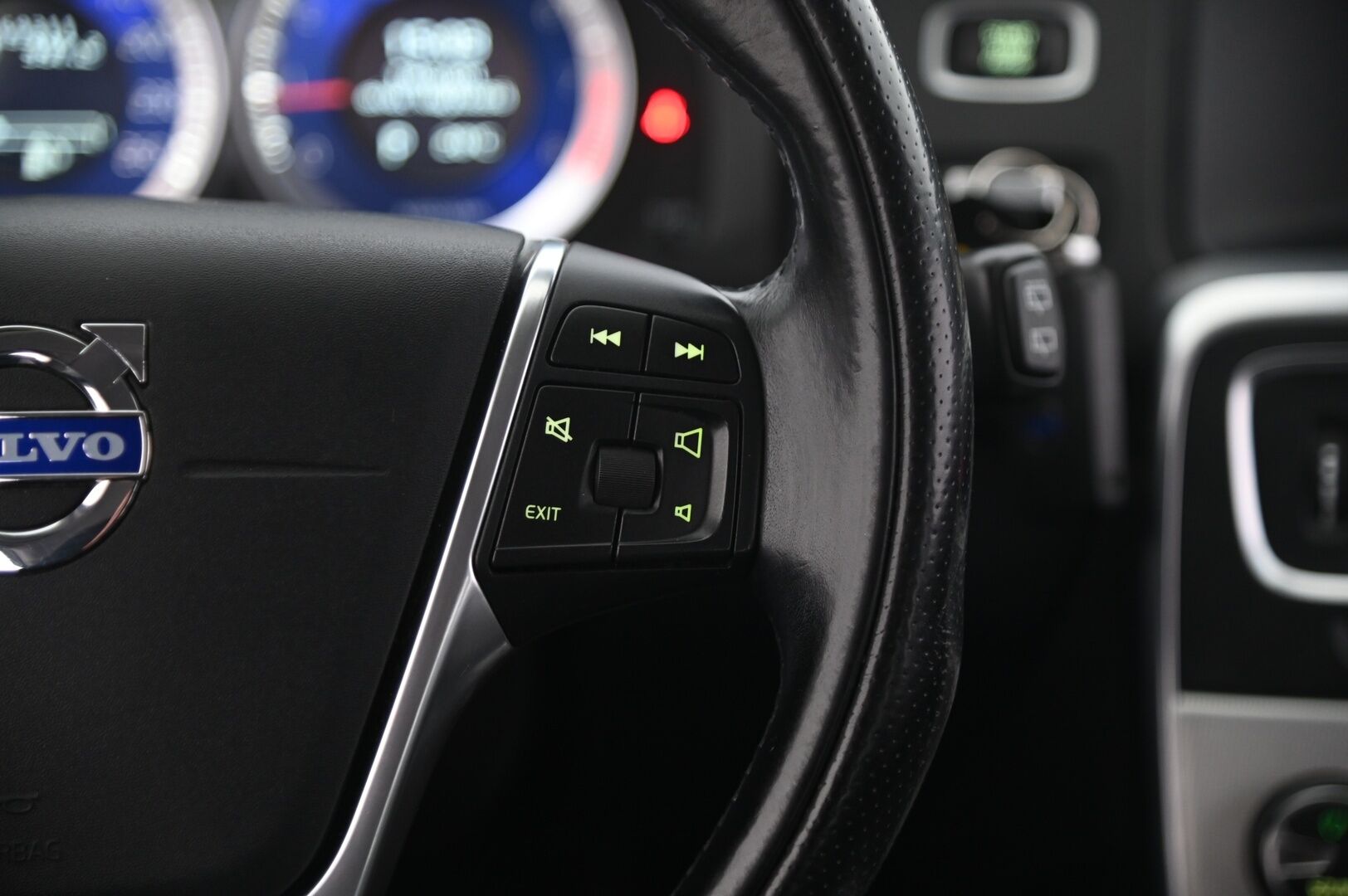 Volvo V60 2012 T3 R-Design - Huippusiisti | Lohko | Vakkari | BT | Kattokaiteet | 2x renkaat aluvanteilla