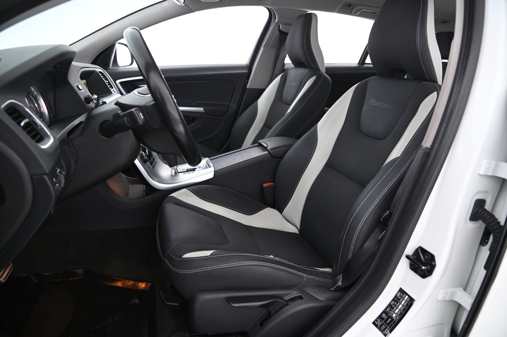 Volvo V60 2012 T3 R-Design - Huippusiisti | Lohko | Vakkari | BT | Kattokaiteet | 2x renkaat aluvanteilla