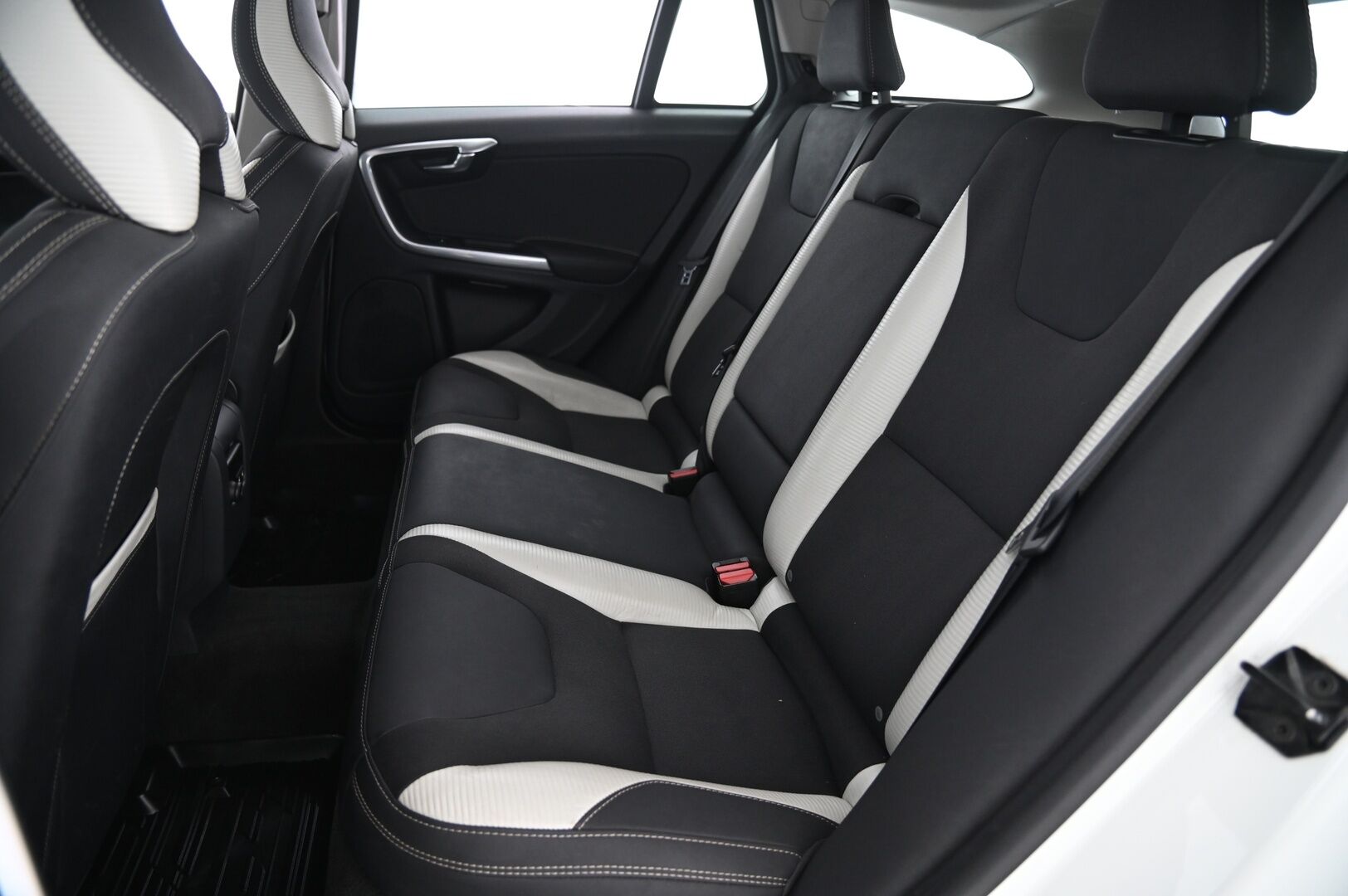 Volvo V60 2012 T3 R-Design - Huippusiisti | Lohko | Vakkari | BT | Kattokaiteet | 2x renkaat aluvanteilla