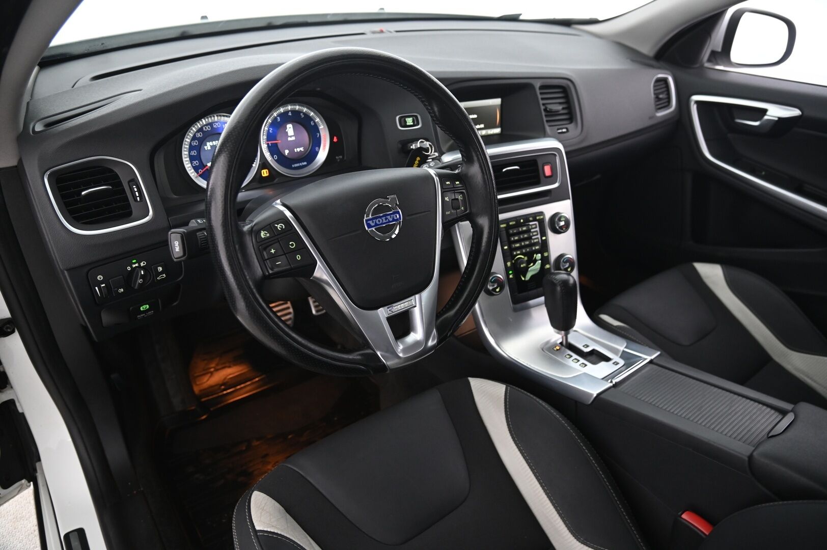 Volvo V60 2012 T3 R-Design - Huippusiisti | Lohko | Vakkari | BT | Kattokaiteet | 2x renkaat aluvanteilla