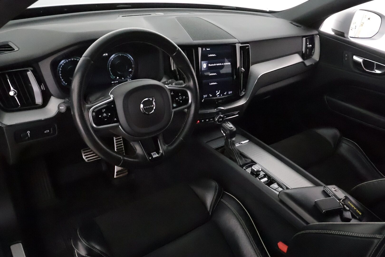 Volvo XC60 2018 D4 AWD R-Design aut (B) *ACC / 360° / Muistipenkki / Full LED / Webasto / Navi / Koukku / Sporttipenkit / BLIS* - Suomi-auto / Kahdet renkaat aluvanteilla
