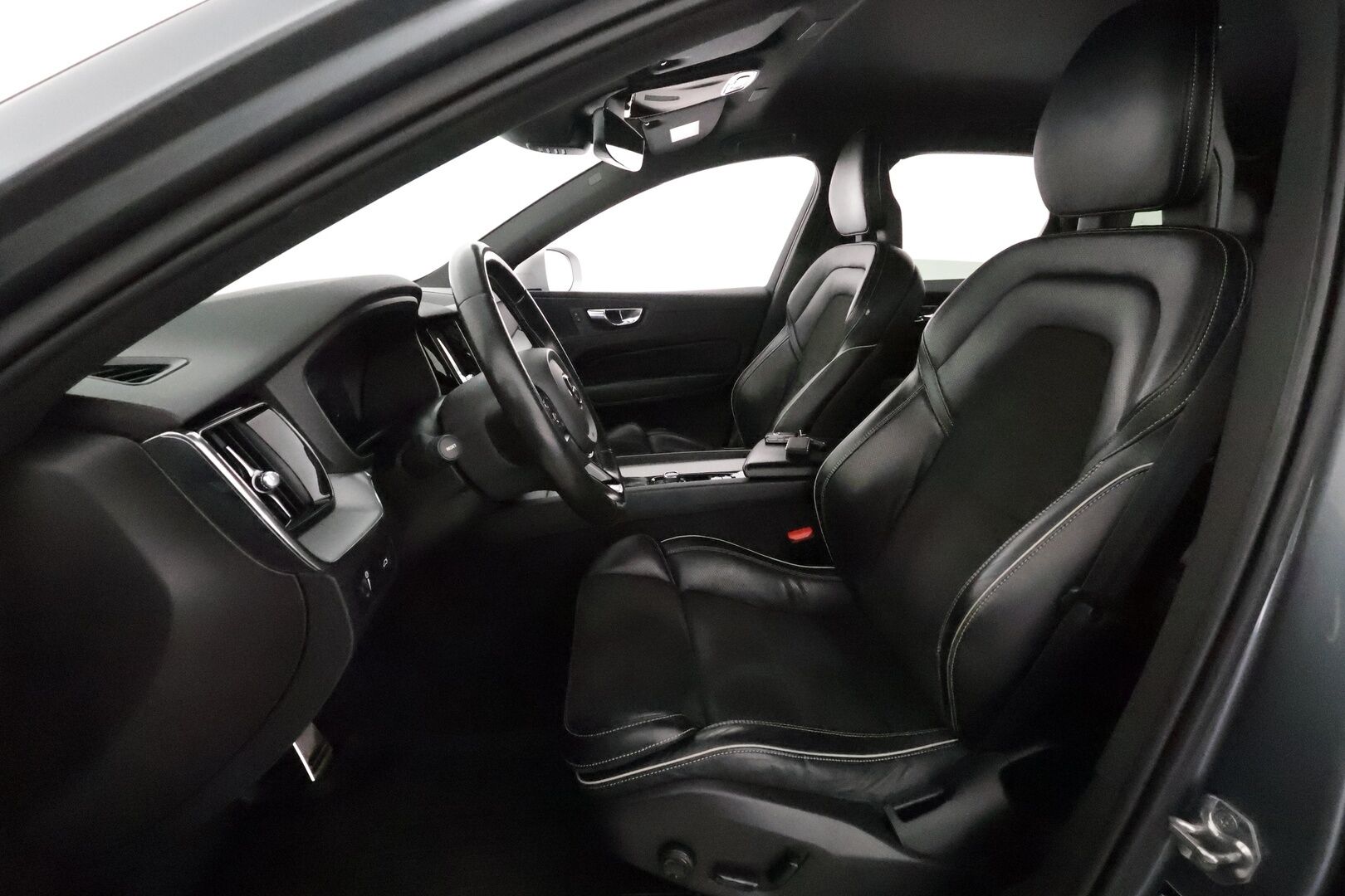 Volvo XC60 2018 D4 AWD R-Design aut (B) *ACC / 360° / Muistipenkki / Full LED / Webasto / Navi / Koukku / Sporttipenkit / BLIS* - Suomi-auto / Kahdet renkaat aluvanteilla
