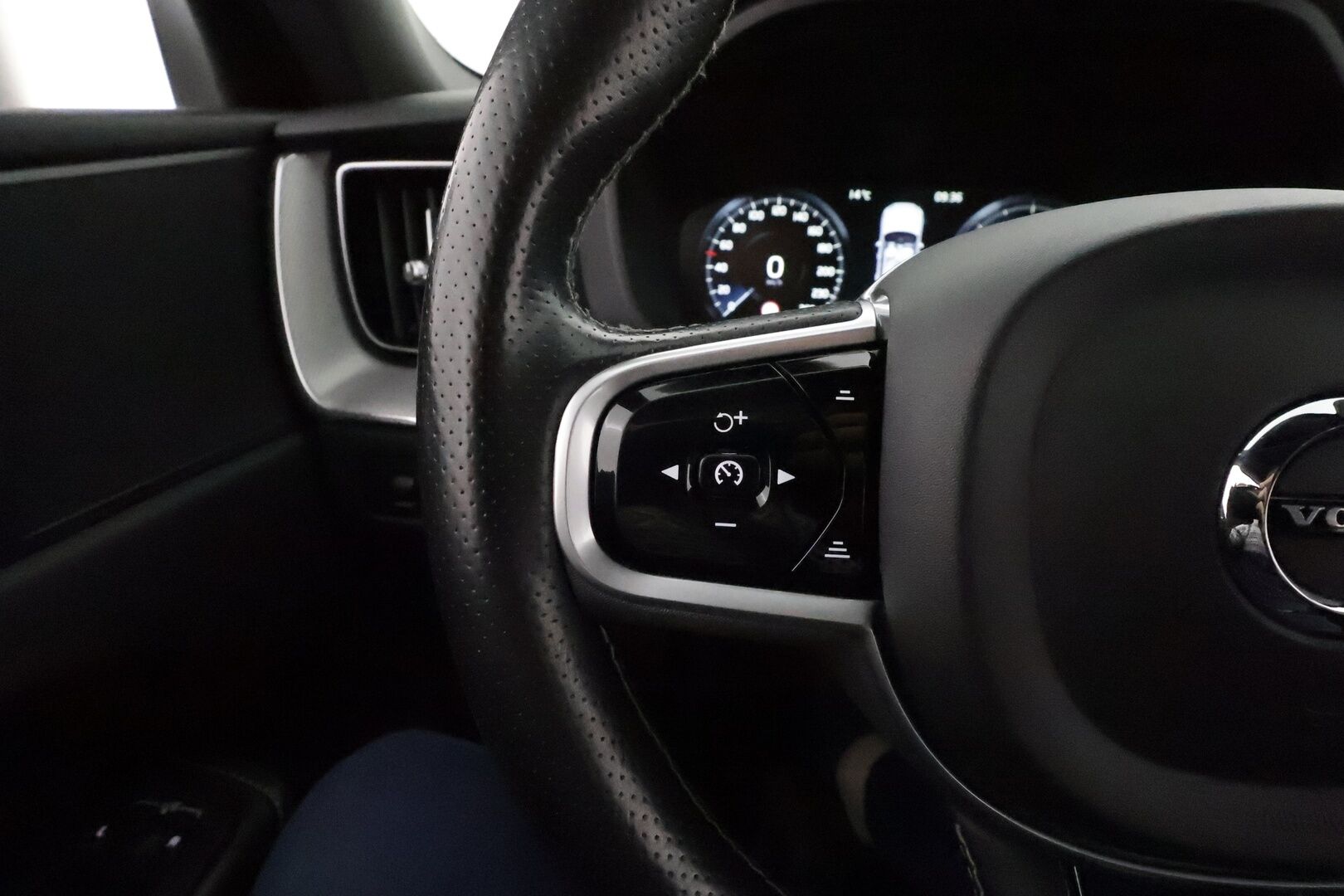 Volvo XC60 2018 D4 AWD R-Design aut (B) *ACC / 360° / Muistipenkki / Full LED / Webasto / Navi / Koukku / Sporttipenkit / BLIS* - Suomi-auto / Kahdet renkaat aluvanteilla