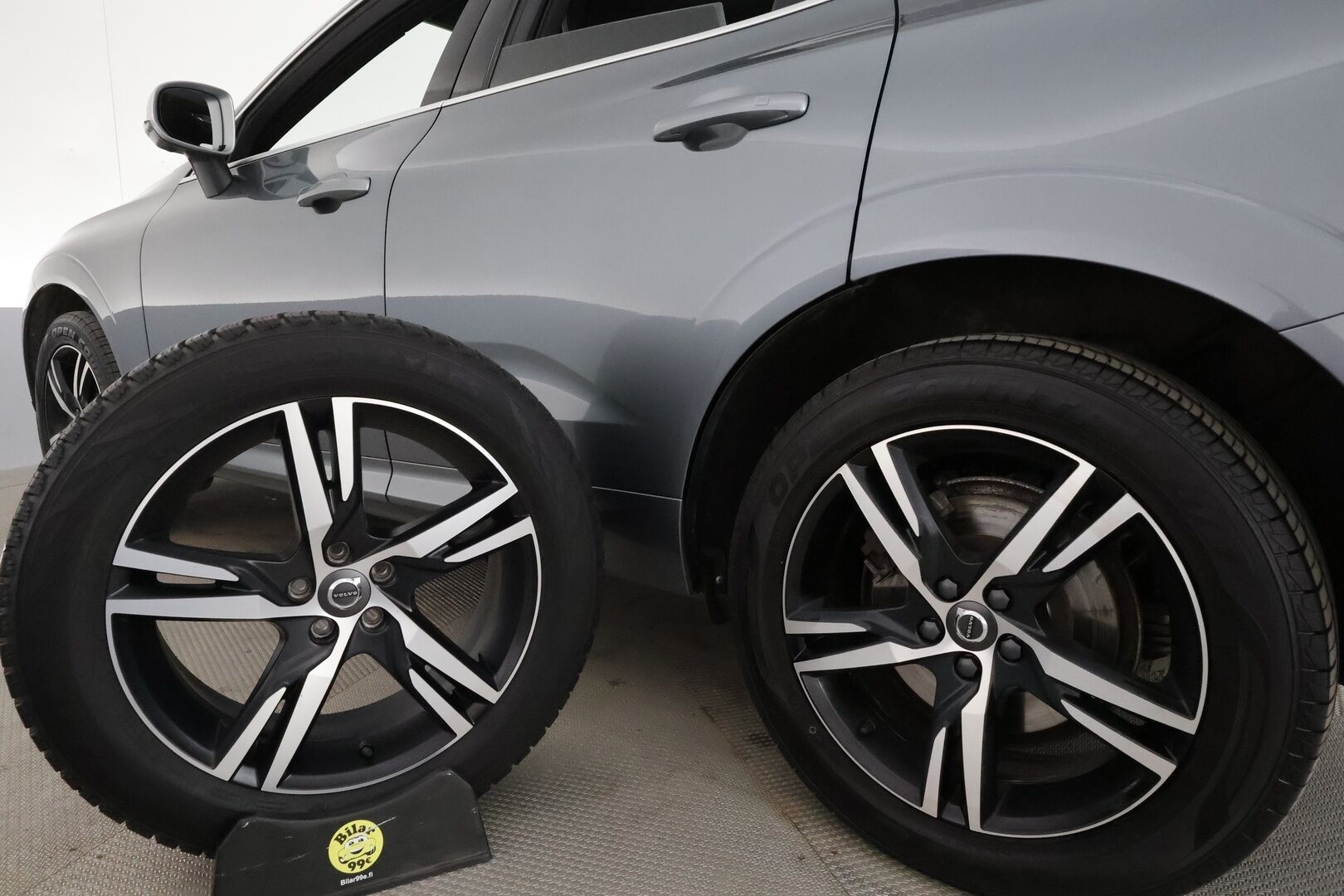 Volvo XC60 2018 D4 AWD R-Design aut (B) *ACC / 360° / Muistipenkki / Full LED / Webasto / Navi / Koukku / Sporttipenkit / BLIS* - Suomi-auto / Kahdet renkaat aluvanteilla