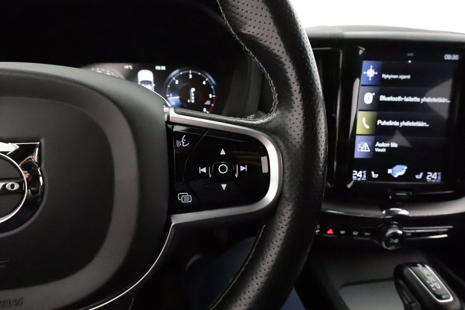 Volvo XC60 2018 D4 AWD R-Design aut (B) *ACC / 360° / Muistipenkki / Full LED / Webasto / Navi / Koukku / Sporttipenkit / BLIS* - Suomi-auto / Kahdet renkaat aluvanteilla