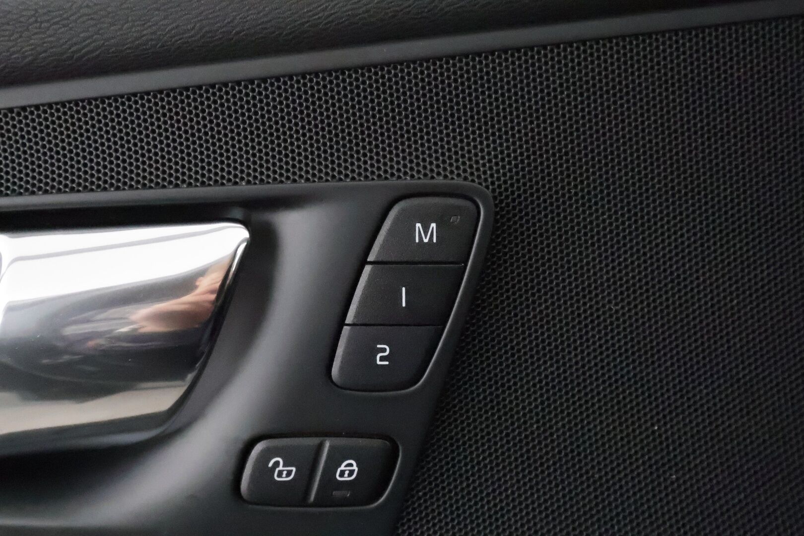 Volvo XC60 2018 D4 AWD R-Design aut (B) *ACC / 360° / Muistipenkki / Full LED / Webasto / Navi / Koukku / Sporttipenkit / BLIS* - Suomi-auto / Kahdet renkaat aluvanteilla