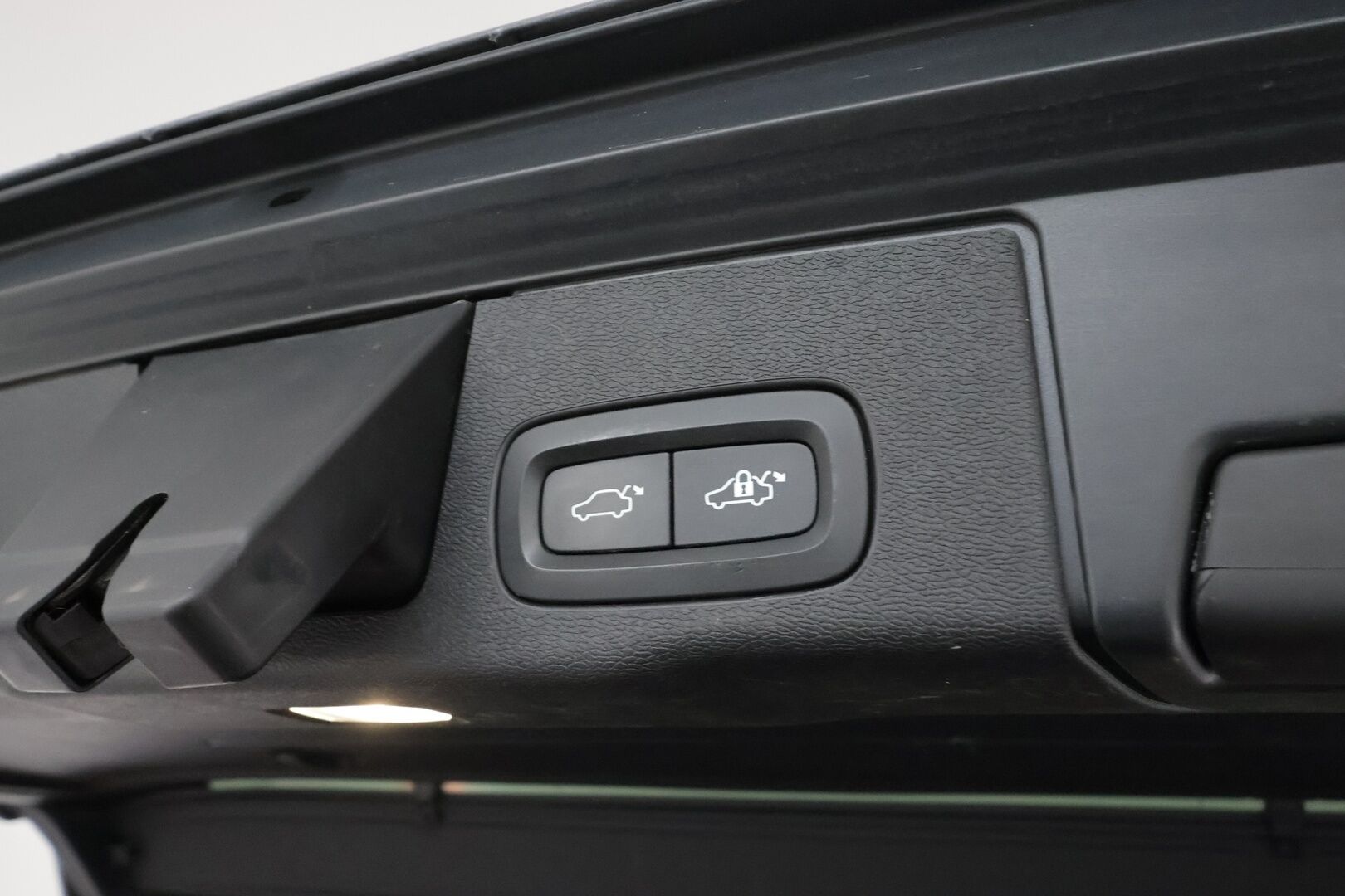 Volvo XC60 2018 D4 AWD R-Design aut (B) *ACC / 360° / Muistipenkki / Full LED / Webasto / Navi / Koukku / Sporttipenkit / BLIS* - Suomi-auto / Kahdet renkaat aluvanteilla