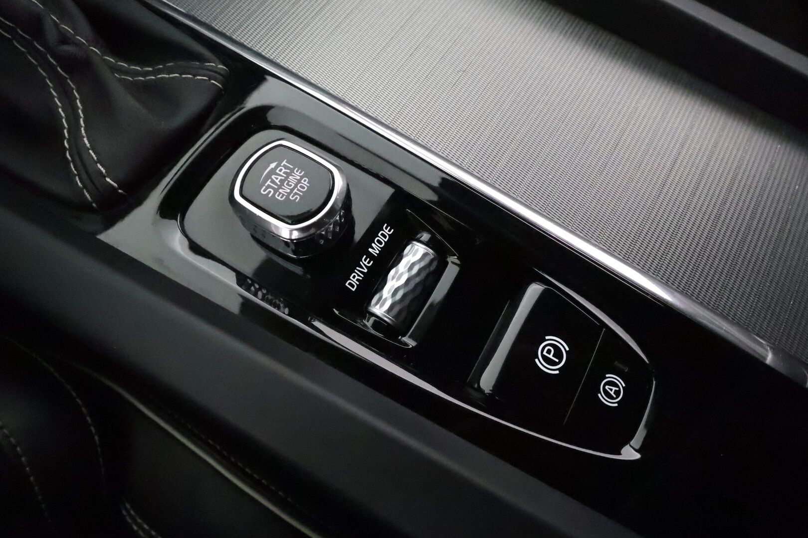 Volvo XC60 2018 D4 AWD R-Design aut (B) *ACC / 360° / Muistipenkki / Full LED / Webasto / Navi / Koukku / Sporttipenkit / BLIS* - Suomi-auto / Kahdet renkaat aluvanteilla