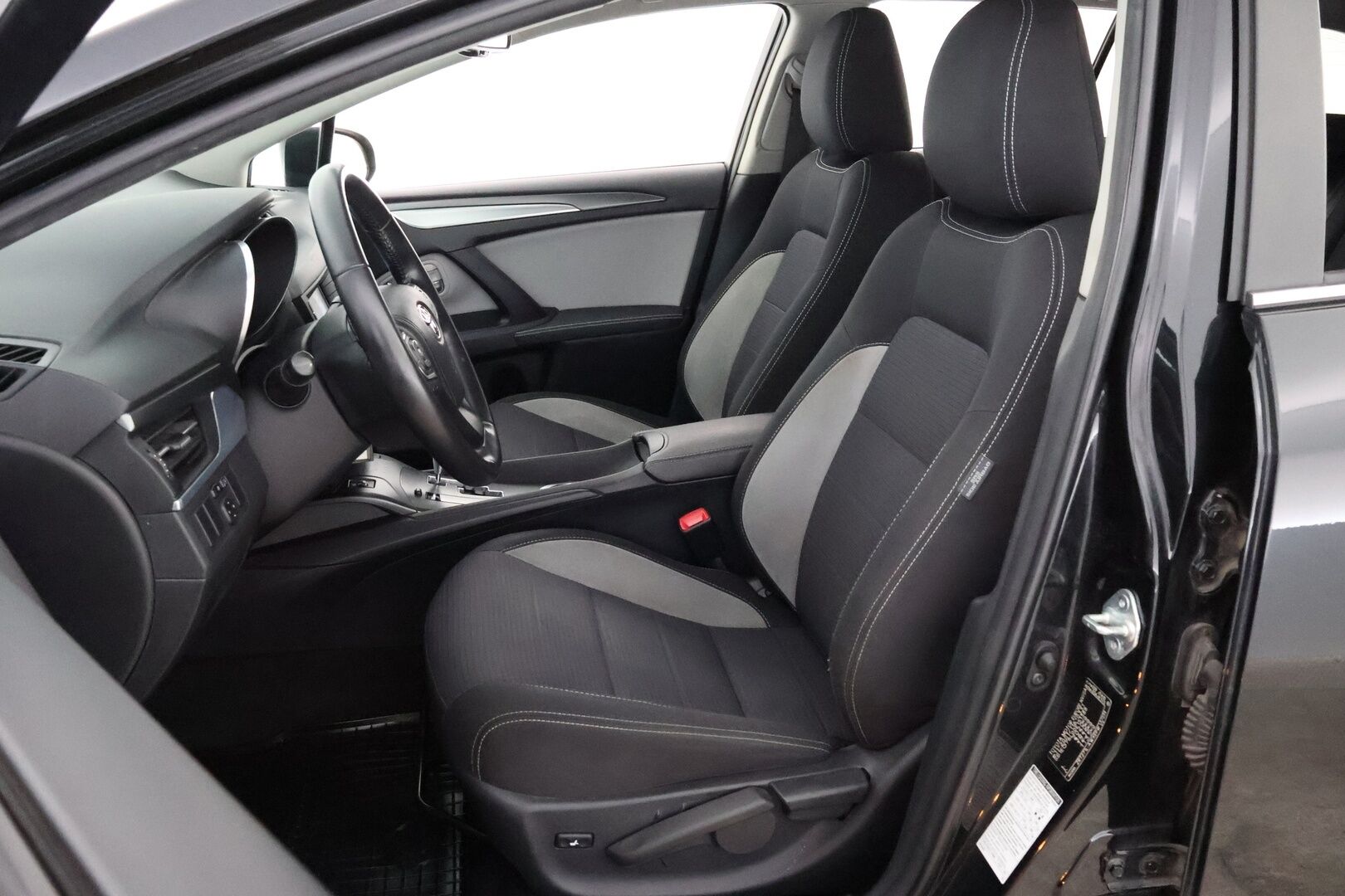 Toyota Avensis 2018 1,8 Valvematic Active Edition Touring Sports Multidrive S - Suomiauto / Merkkihuollettu / P.Kamera / Vakkari / Lohkolämmitin / Juuri saapunut Tampereelle!