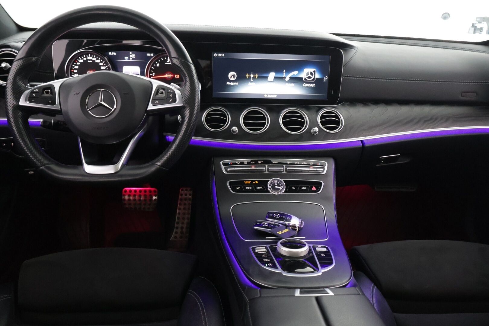 Mercedes-Benz E 2017 220 d AMG Sedan  **Kamera / Kattoluukku / Nahka-Alcantra / Ambient- valot** - Kahdet hyvät renkaat ja hyvä huoltohistoria / Lohko sisähaaralla / Navigointi