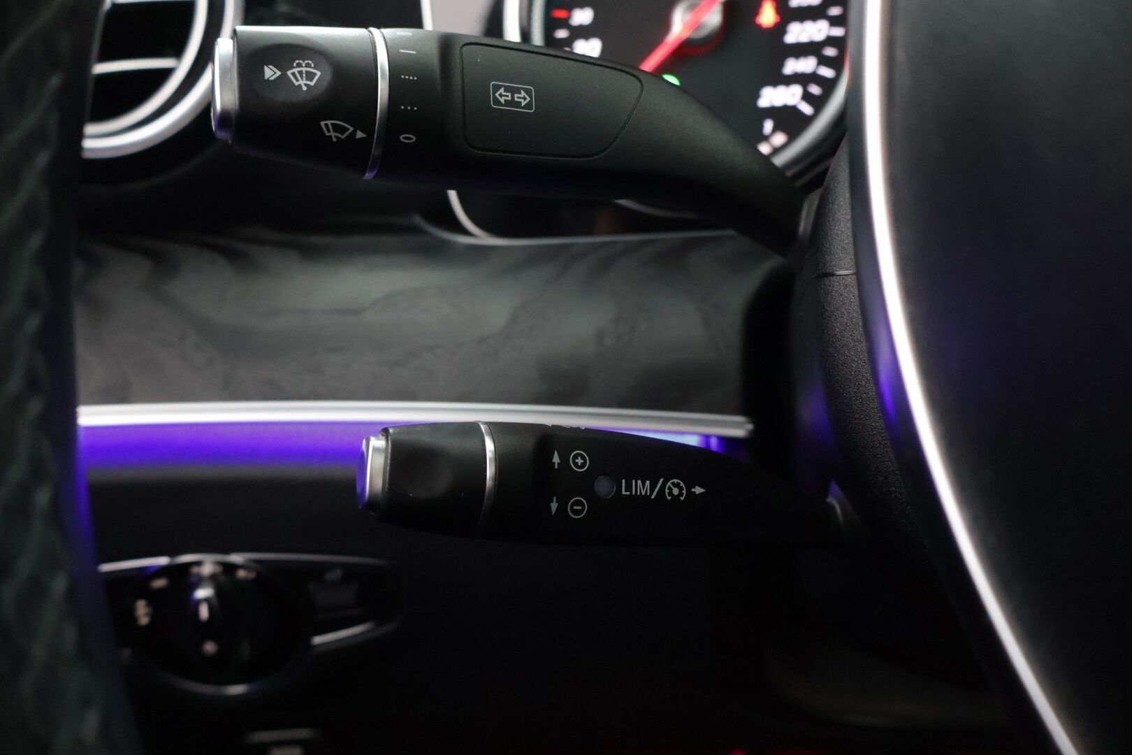 Mercedes-Benz E 2017 220 d AMG Sedan  **Kamera / Kattoluukku / Nahka-Alcantra / Ambient- valot** - Kahdet hyvät renkaat ja hyvä huoltohistoria / Lohko sisähaaralla / Navigointi