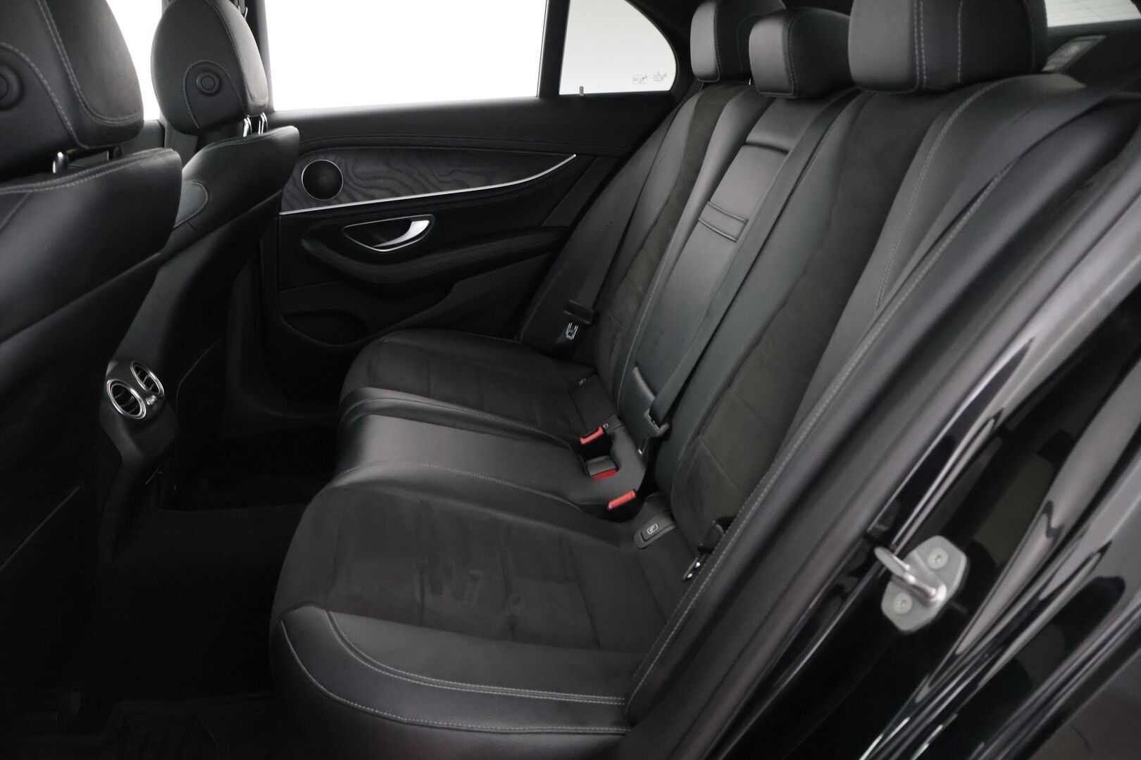 Mercedes-Benz E 2017 220 d AMG Sedan  **Kamera / Kattoluukku / Nahka-Alcantra / Ambient- valot** - Kahdet hyvät renkaat ja hyvä huoltohistoria / Lohko sisähaaralla / Navigointi