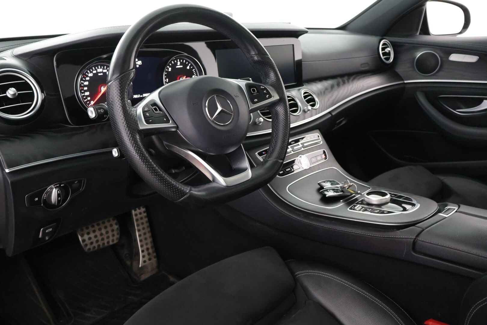 Mercedes-Benz E 2017 220 d AMG Sedan  **Kamera / Kattoluukku / Nahka-Alcantra / Ambient- valot** - Kahdet hyvät renkaat ja hyvä huoltohistoria / Lohko sisähaaralla / Navigointi