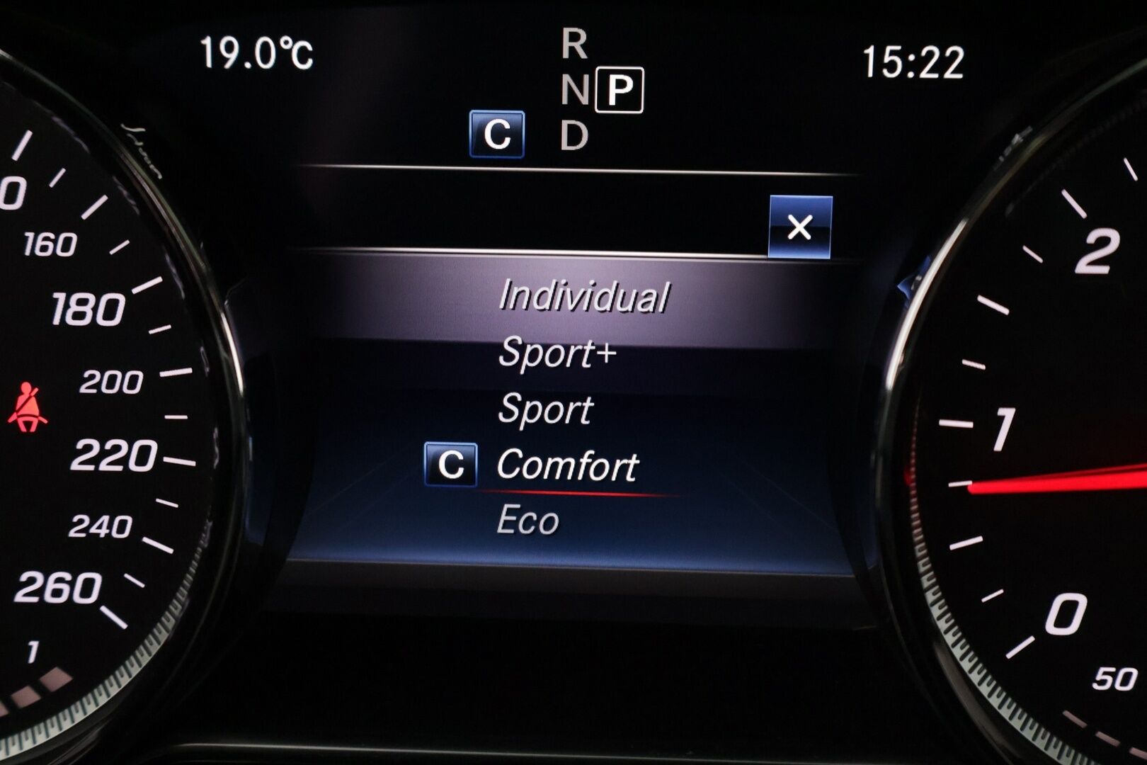Mercedes-Benz E 2017 220 d AMG Sedan  **Kamera / Kattoluukku / Nahka-Alcantra / Ambient- valot** - Kahdet hyvät renkaat ja hyvä huoltohistoria / Lohko sisähaaralla / Navigointi