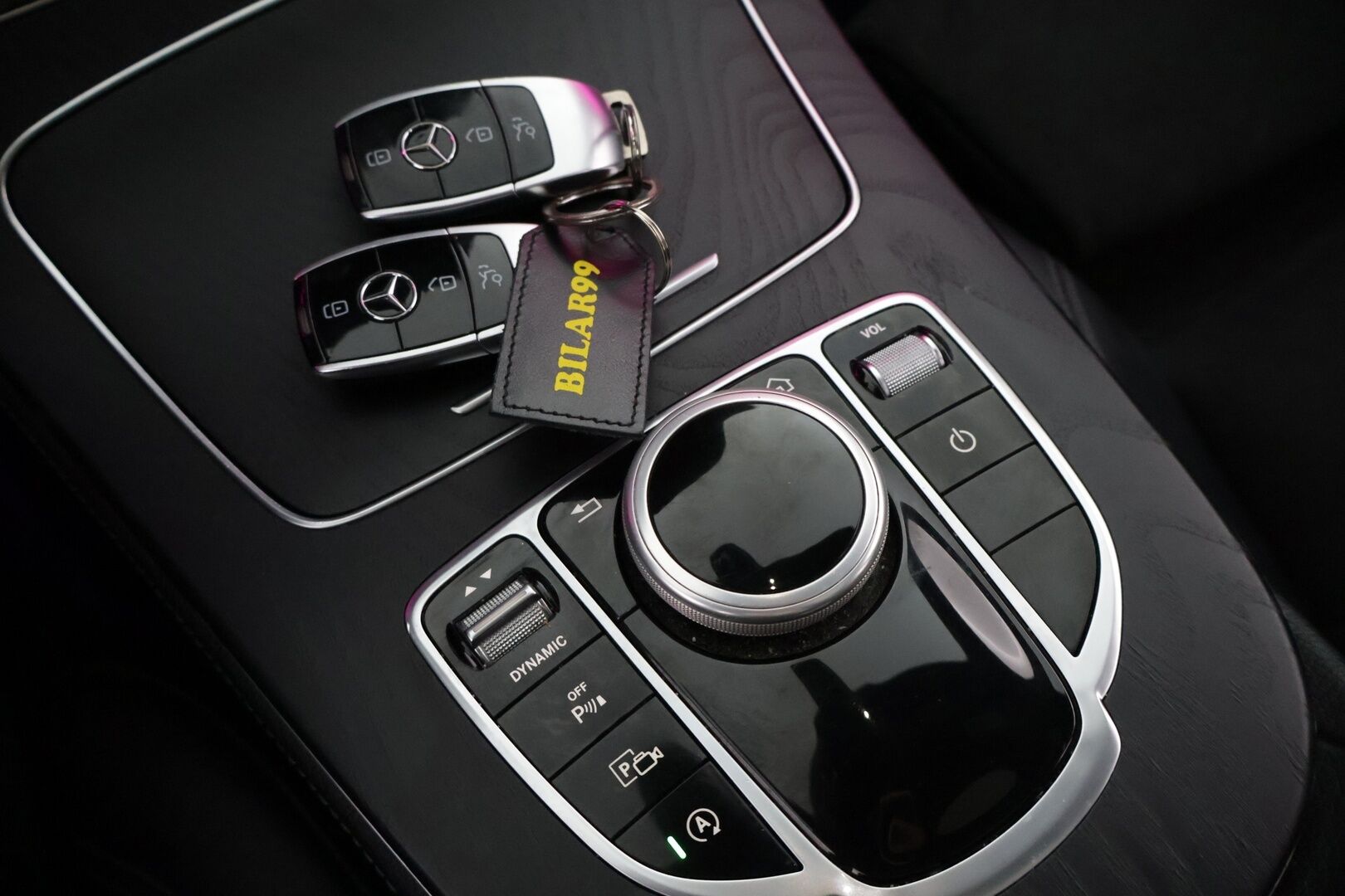 Mercedes-Benz E 2017 220 d AMG Sedan  **Kamera / Kattoluukku / Nahka-Alcantra / Ambient- valot** - Kahdet hyvät renkaat ja hyvä huoltohistoria / Lohko sisähaaralla / Navigointi