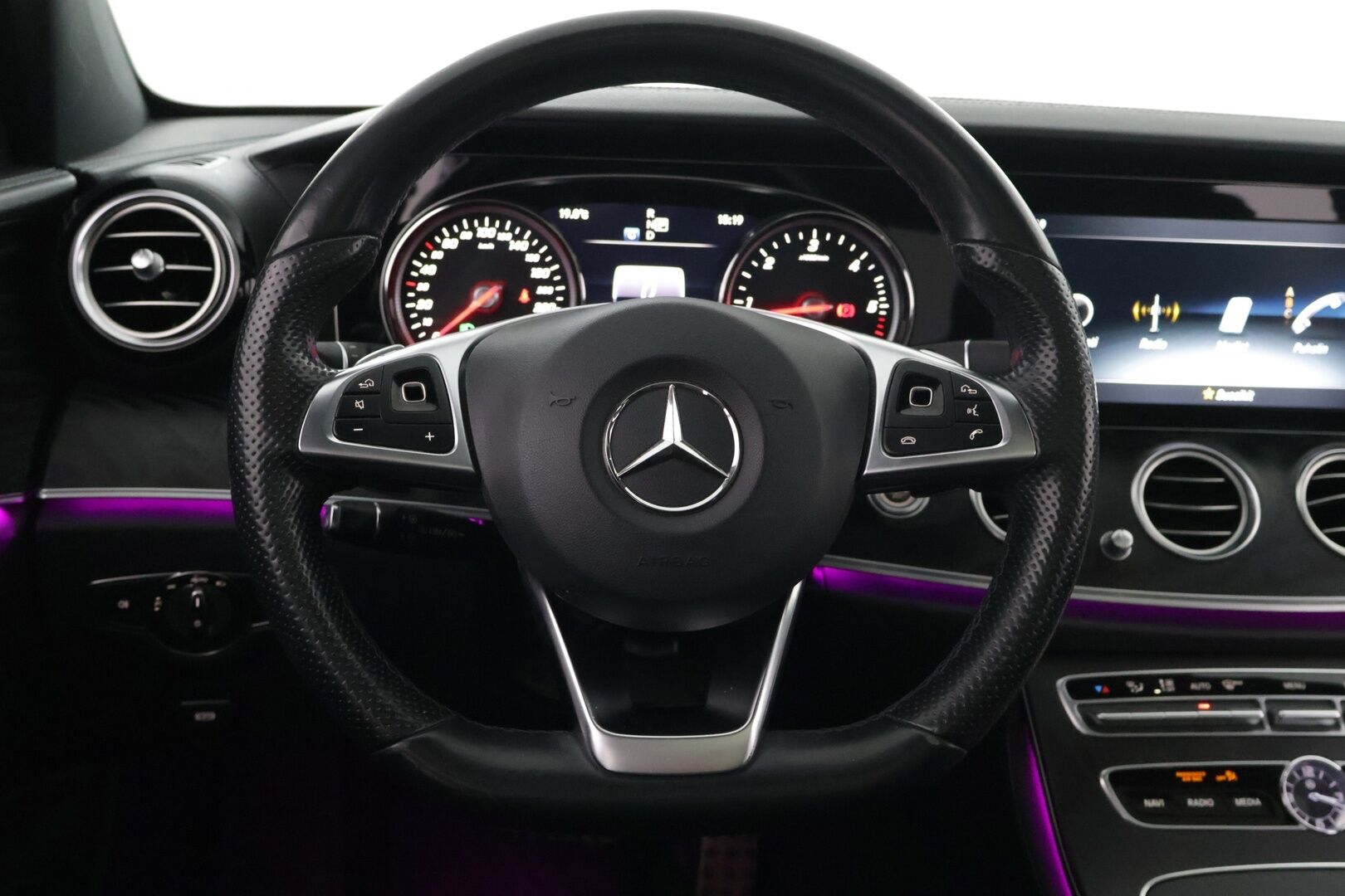 Mercedes-Benz E 2017 220 d AMG Sedan  **Kamera / Kattoluukku / Nahka-Alcantra / Ambient- valot** - Kahdet hyvät renkaat ja hyvä huoltohistoria / Lohko sisähaaralla / Navigointi
