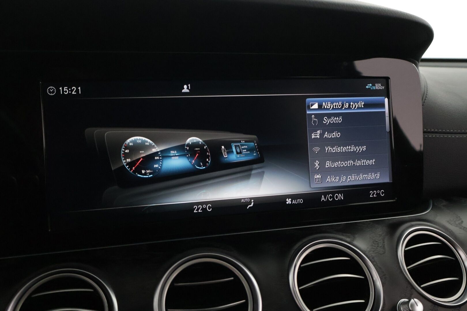 Mercedes-Benz E 2017 220 d AMG Sedan  **Kamera / Kattoluukku / Nahka-Alcantra / Ambient- valot** - Kahdet hyvät renkaat ja hyvä huoltohistoria / Lohko sisähaaralla / Navigointi