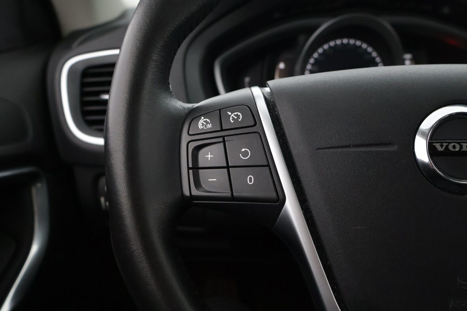 Volvo V40 Cross Country 2018 D2 Business aut - Koukku / Webasto / LED / Navi / P-tutka