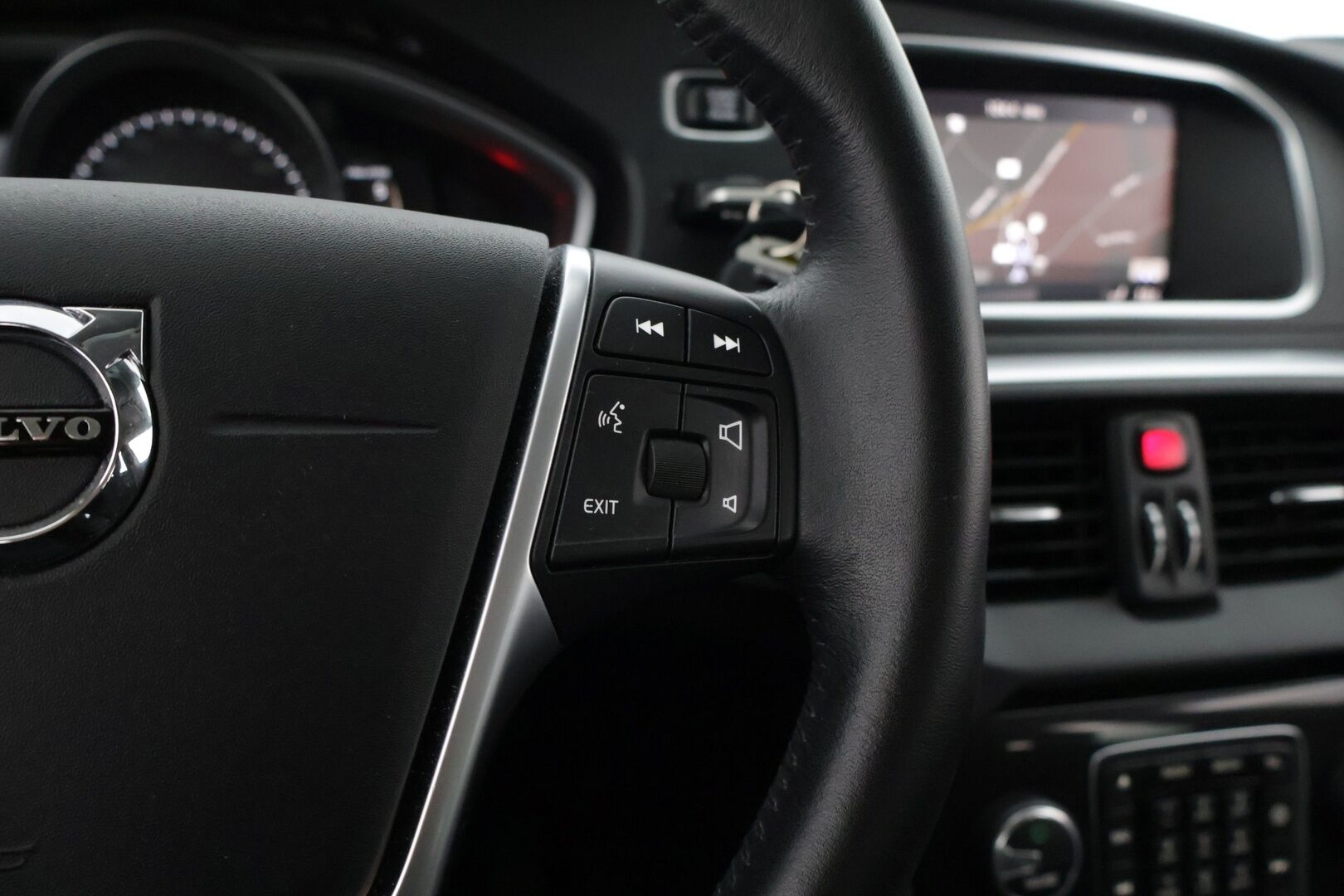 Volvo V40 Cross Country 2018 D2 Business aut - Koukku / Webasto / LED / Navi / P-tutka