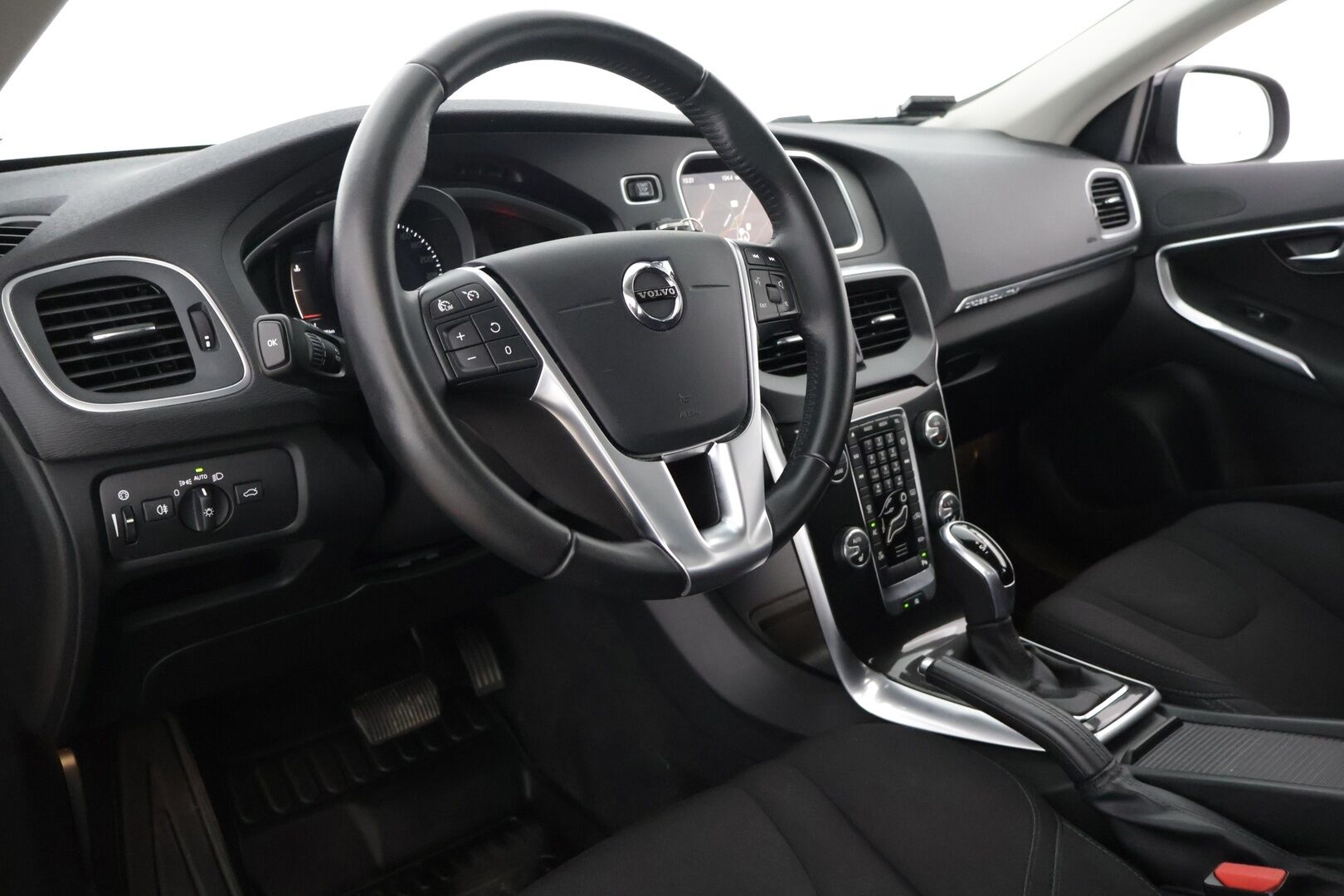 Volvo V40 Cross Country 2018 D2 Business aut - Koukku / Webasto / LED / Navi / P-tutka