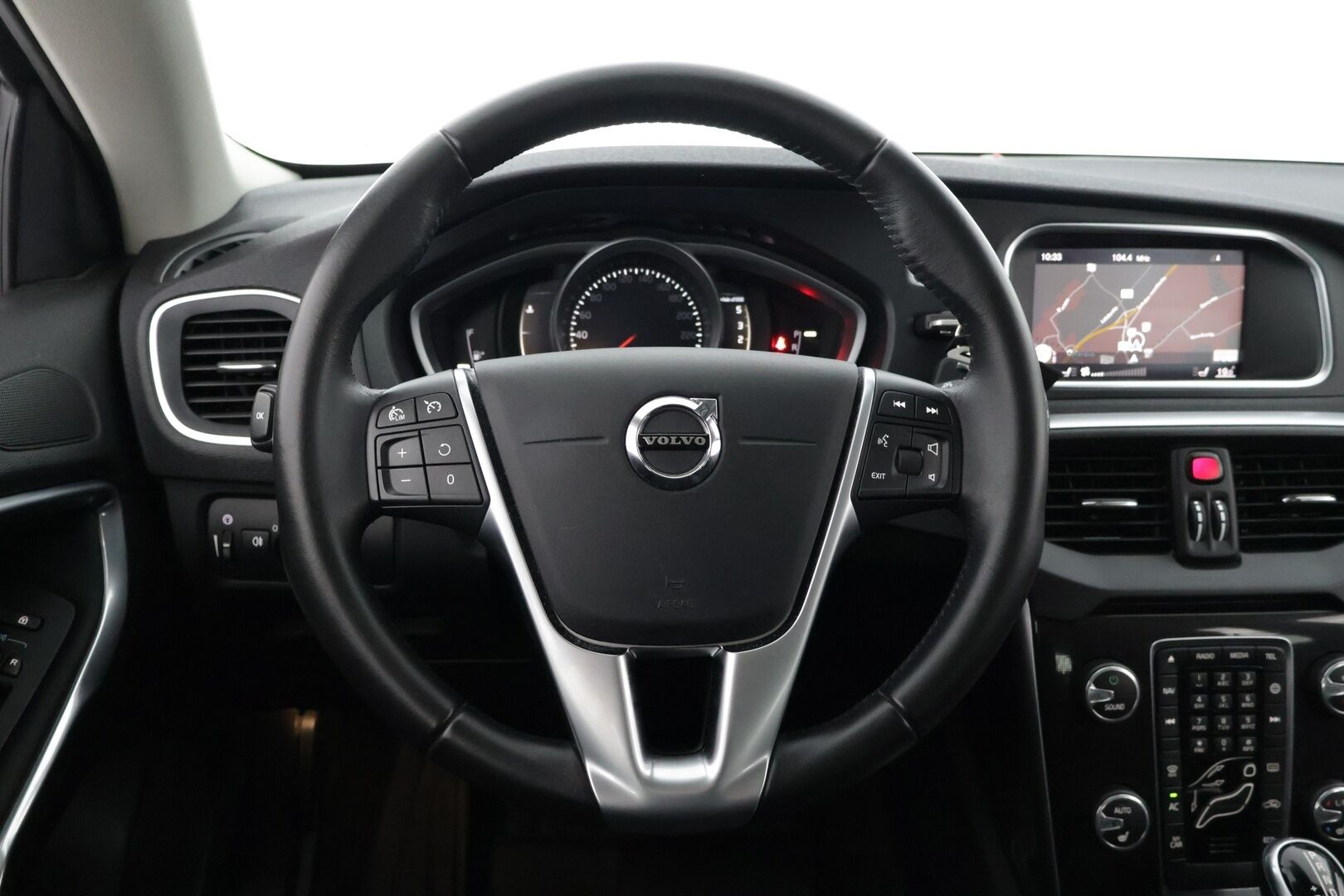 Volvo V40 Cross Country 2018 D2 Business aut - Koukku / Webasto / LED / Navi / P-tutka