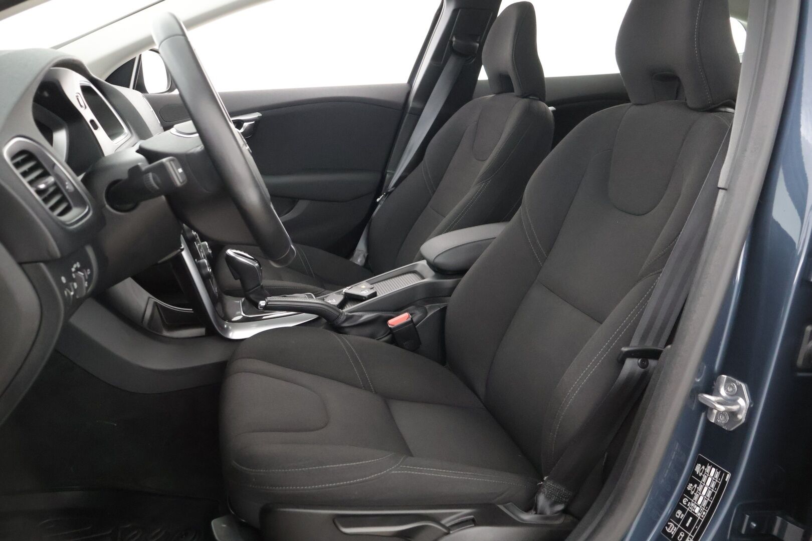 Volvo V40 Cross Country 2018 D2 Business aut - Koukku / Webasto / LED / Navi / P-tutka