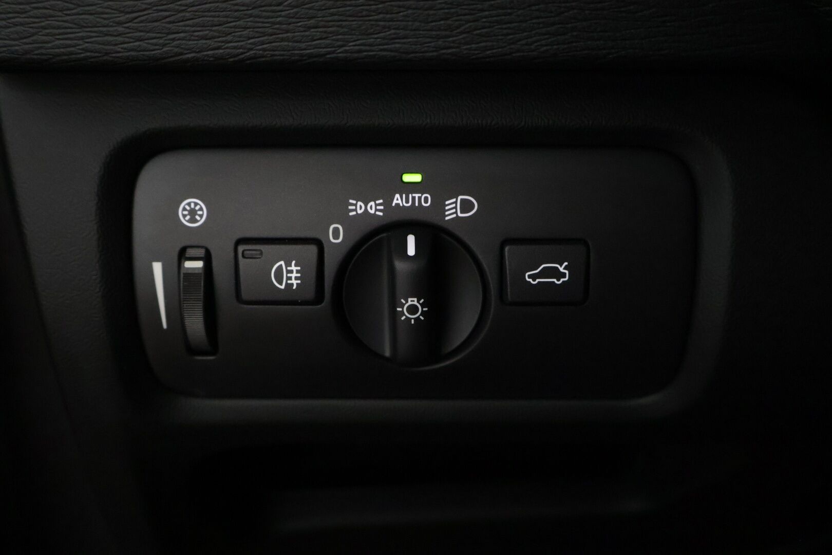 Volvo V40 Cross Country 2018 D2 Business aut - Koukku / Webasto / LED / Navi / P-tutka