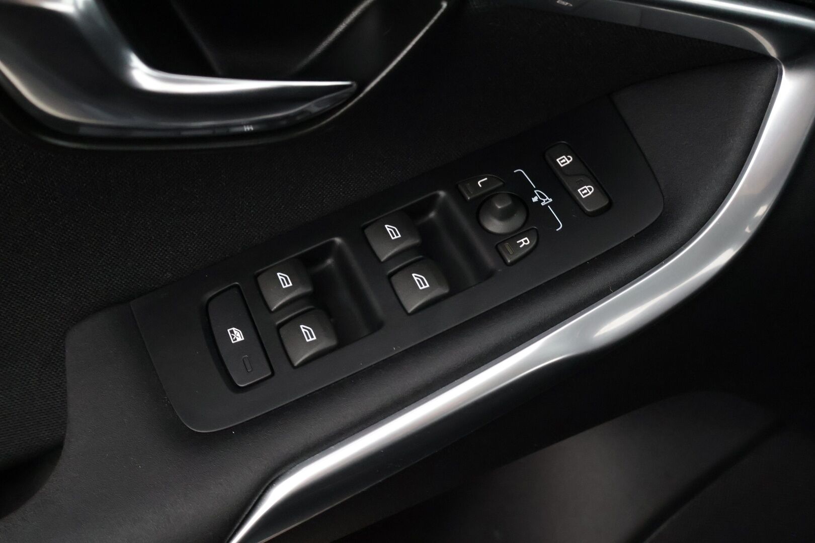 Volvo V40 Cross Country 2018 D2 Business aut - Koukku / Webasto / LED / Navi / P-tutka