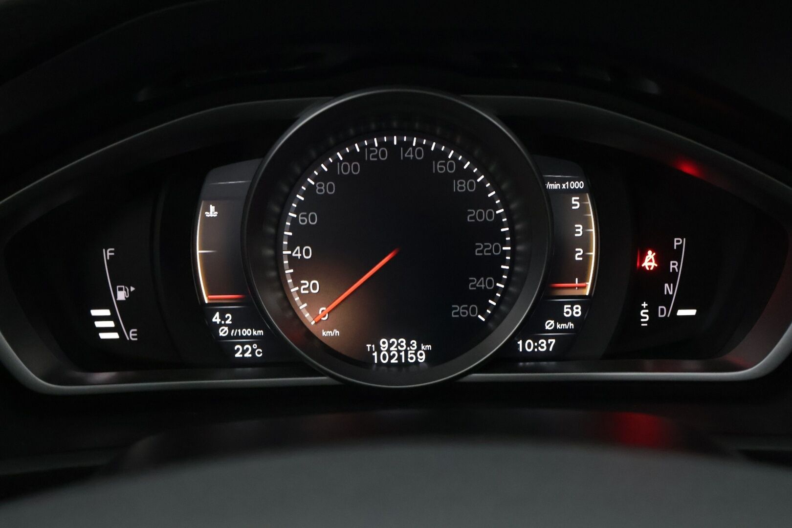 Volvo V40 Cross Country 2018 D2 Business aut - Koukku / Webasto / LED / Navi / P-tutka