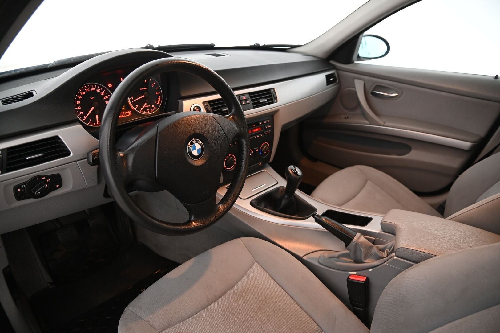 BMW 320 2005 4D 320I SEDAN *Myydään Huutokaupat.com* - *Ilmastointi / Vakkari / 2x Vanteet ja renkaat*