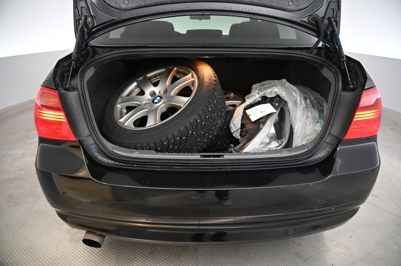 BMW 320 2005 4D 320I SEDAN *Myydään Huutokaupat.com* - *Ilmastointi / Vakkari / 2x Vanteet ja renkaat*