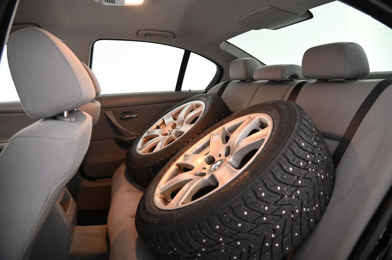 BMW 320 2005 4D 320I SEDAN *Myydään Huutokaupat.com* - *Ilmastointi / Vakkari / 2x Vanteet ja renkaat*