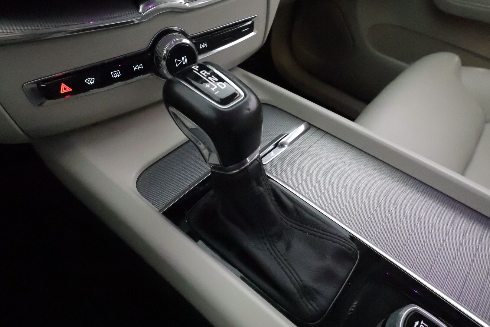 Volvo XC60 2018 D4 AWD Business Inscription aut *Koukku / Panorama / B&W / ACC / Full-LED / 360° / Sportpenkki Muistilla / Webasto* - Suomi-auto / Kahdet Volvon vanteet / Merkkihuollettu / SUPER VARUSTEET! - Osta nyt, maksa vasta ensi vuonna