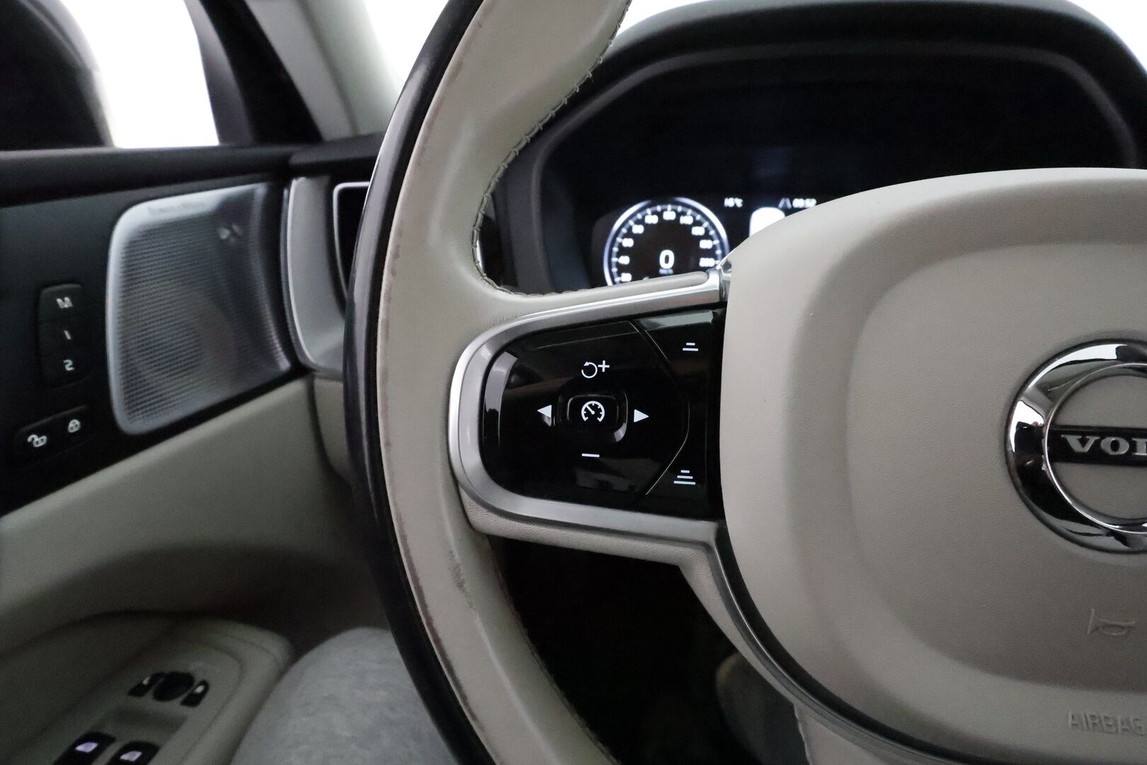 Volvo XC60 2018 D4 AWD Business Inscription aut *Koukku / Panorama / B&W / ACC / Full-LED / 360° / Sportpenkki Muistilla / Webasto* - Suomi-auto / Kahdet Renkaat / Merkkihuollettu!