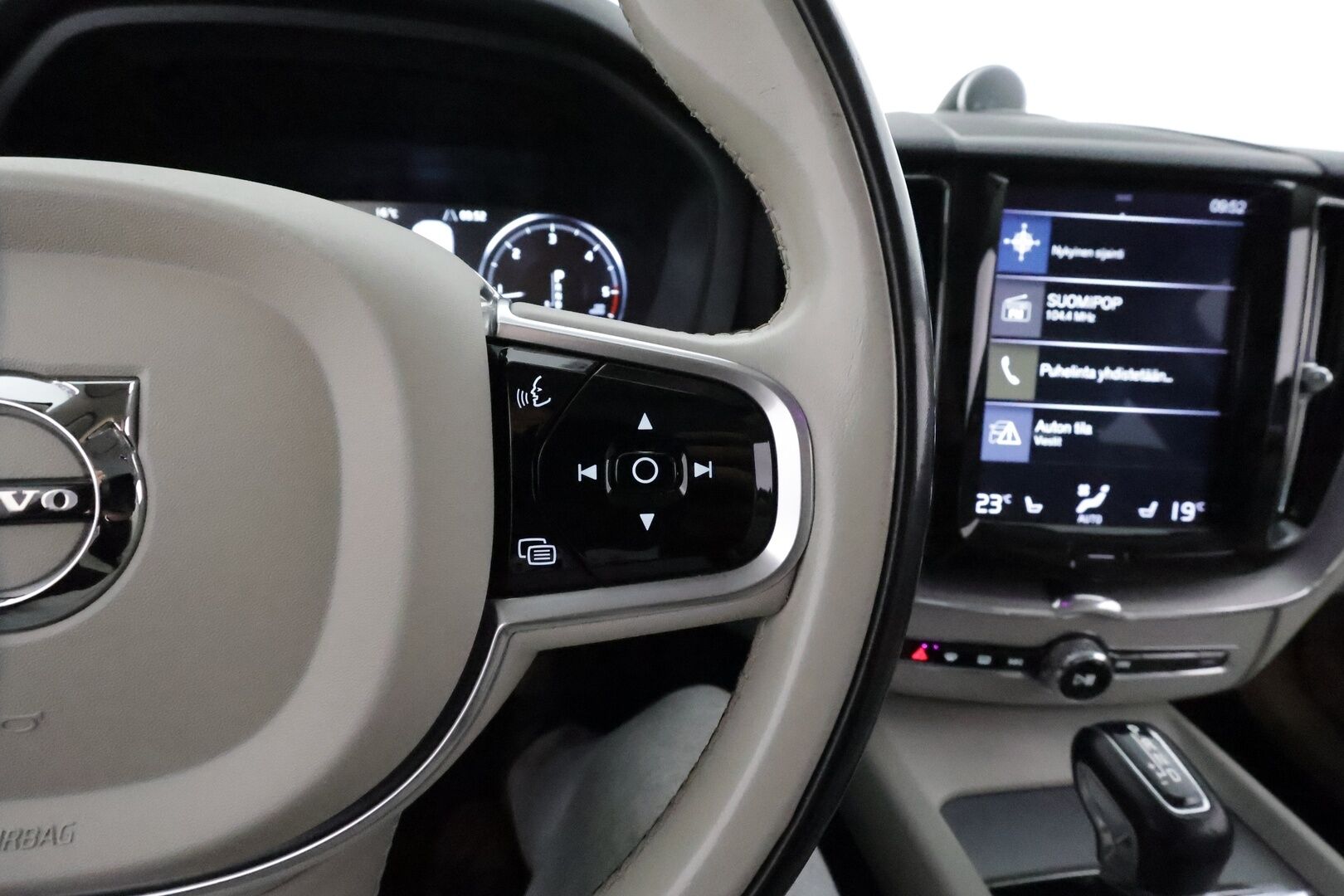 Volvo XC60 2018 D4 AWD Business Inscription aut *Koukku / Panorama / B&W / ACC / Full-LED / 360° / Sportpenkki Muistilla / Webasto* - Suomi-auto / Kahdet Renkaat / Merkkihuollettu!