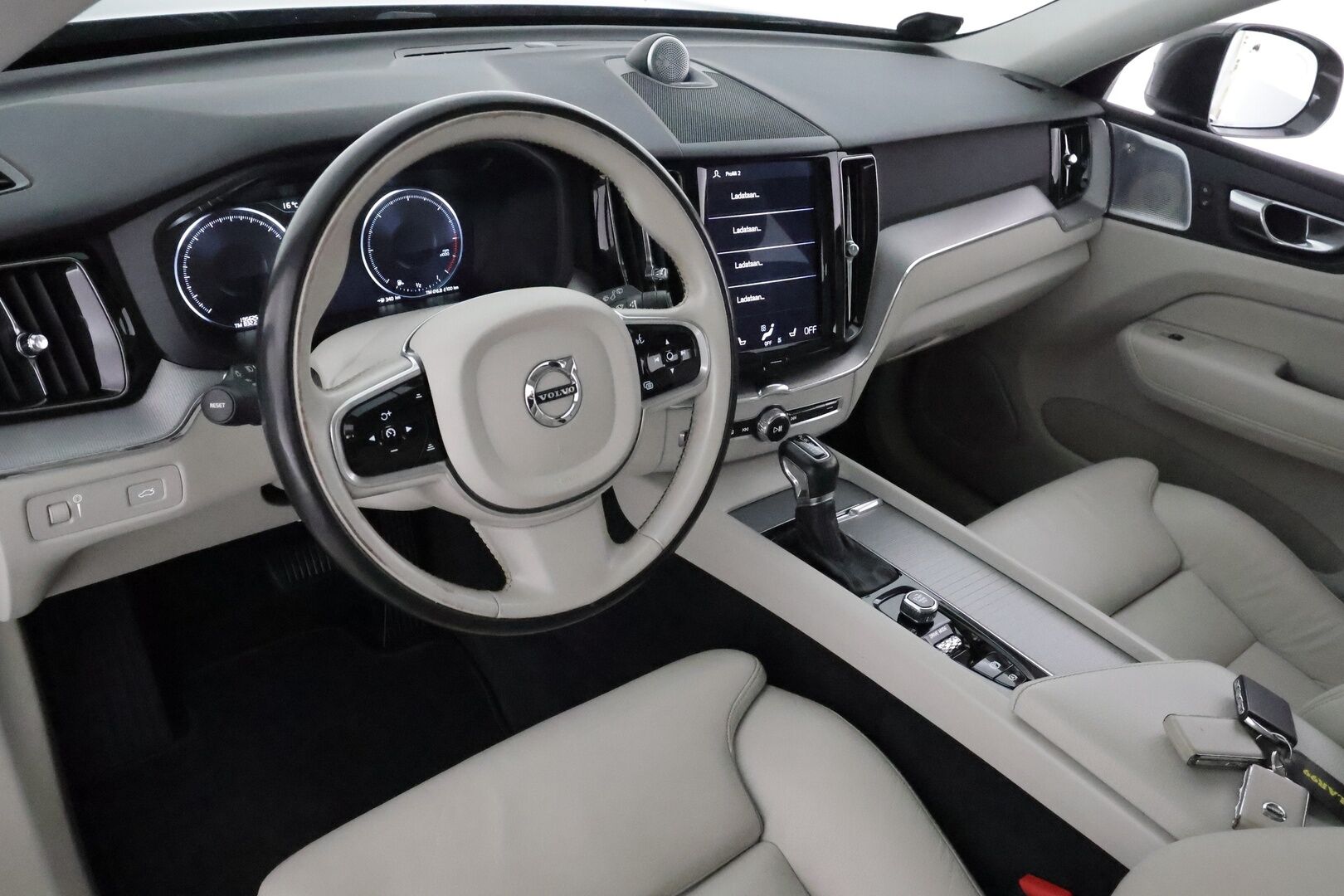 Volvo XC60 2018 D4 AWD Business Inscription aut *Koukku / Panorama / B&W / ACC / Full-LED / 360° / Sportpenkki Muistilla / Webasto* - Suomi-auto / Kahdet Renkaat / Merkkihuollettu!