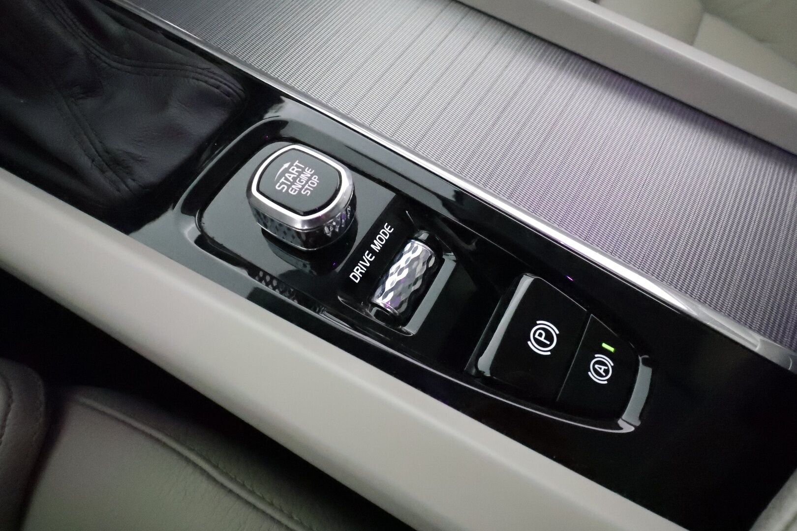 Volvo XC60 2018 D4 AWD Business Inscription aut *Koukku / Panorama / B&W / ACC / Full-LED / 360° / Sportpenkki Muistilla / Webasto* - Suomi-auto / Kahdet Volvon vanteet / Merkkihuollettu / SUPER VARUSTEET! - Osta nyt, maksa vasta ensi vuonna