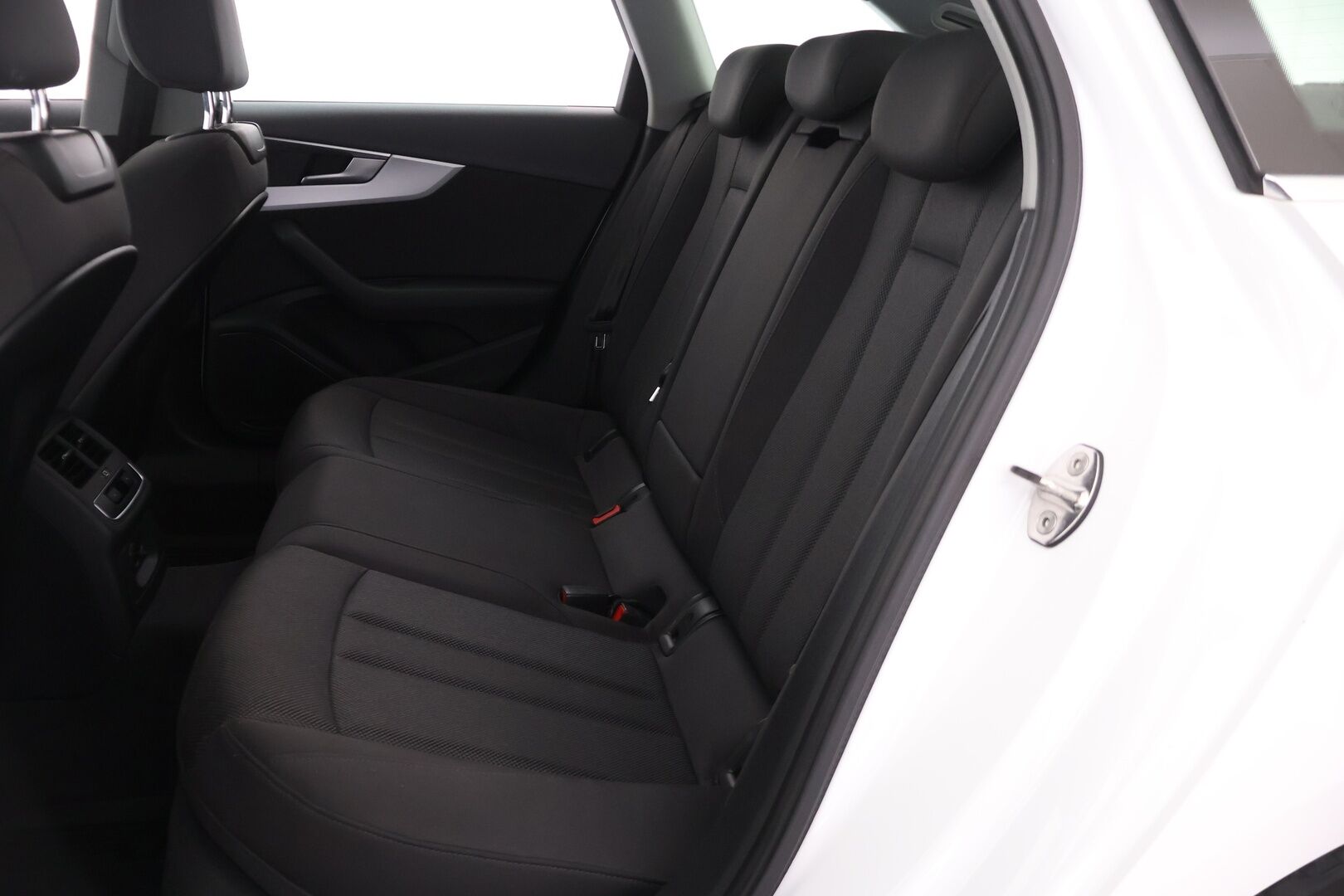 Audi A4 2018 Avant Business Comfort S line Edition 2,0 TDI 110 kW S tronic - *Juuri huollettu | Webasto | Pysäköintitutkat | Comfort Access | 2x Renkaat & Vanteet*