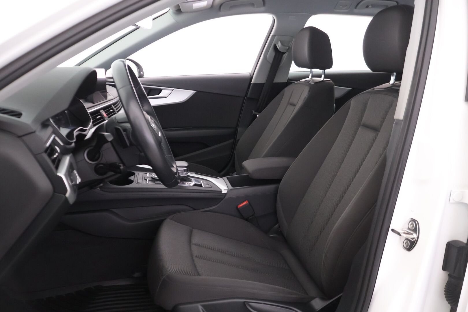 Audi A4 2018 Avant Business Comfort S line Edition 2,0 TDI 110 kW S tronic - *Juuri huollettu | Webasto | Pysäköintitutkat | Comfort Access | 2x Renkaat & Vanteet*