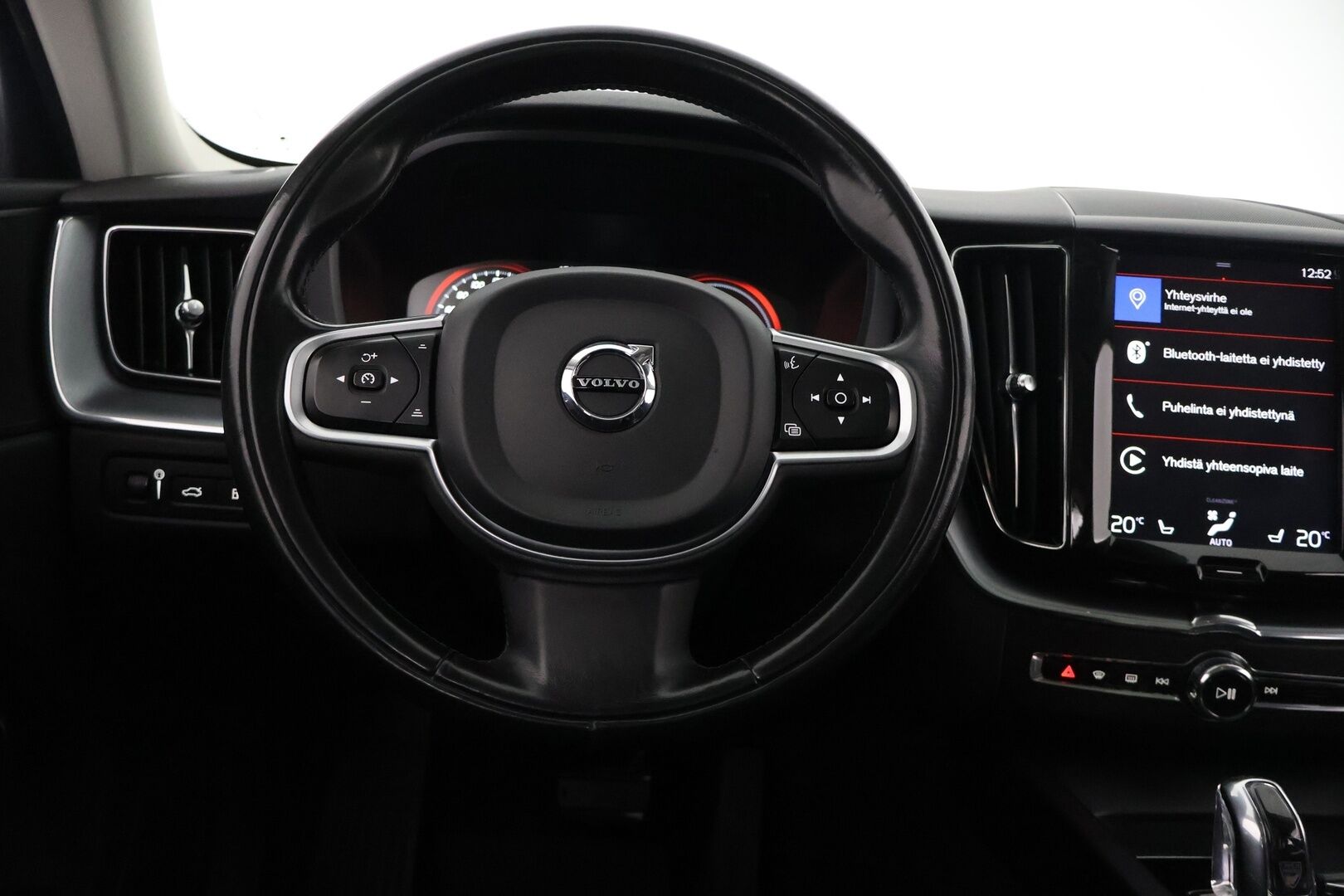 Volvo XC60 2019 T8 AWD Momentum aut - HUD | Webasto | Taittuva koukku | Keyless | LED | Panorama | Juuri huollettu | 2x Volvon vanteet | Four- C ilmajousitus