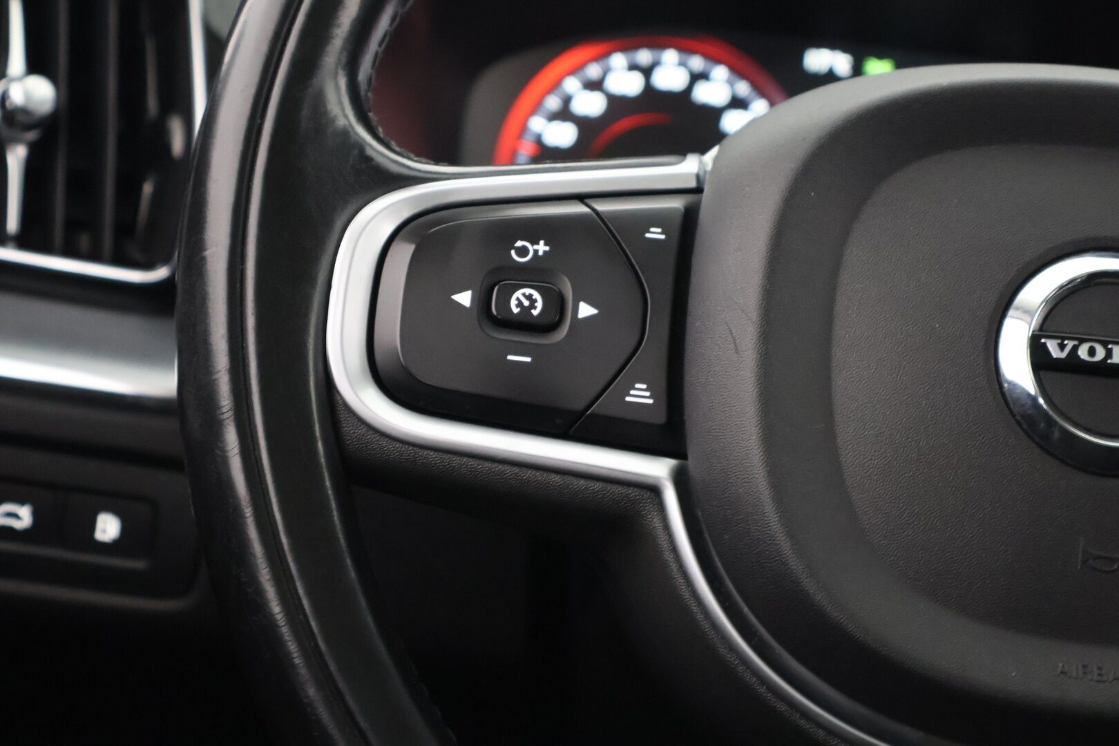 Volvo XC60 2019 T8 AWD Momentum aut - HUD | Webasto | Taittuva koukku | Keyless | LED | Panorama | Juuri huollettu | 2x Volvon vanteet | Four- C ilmajousitus