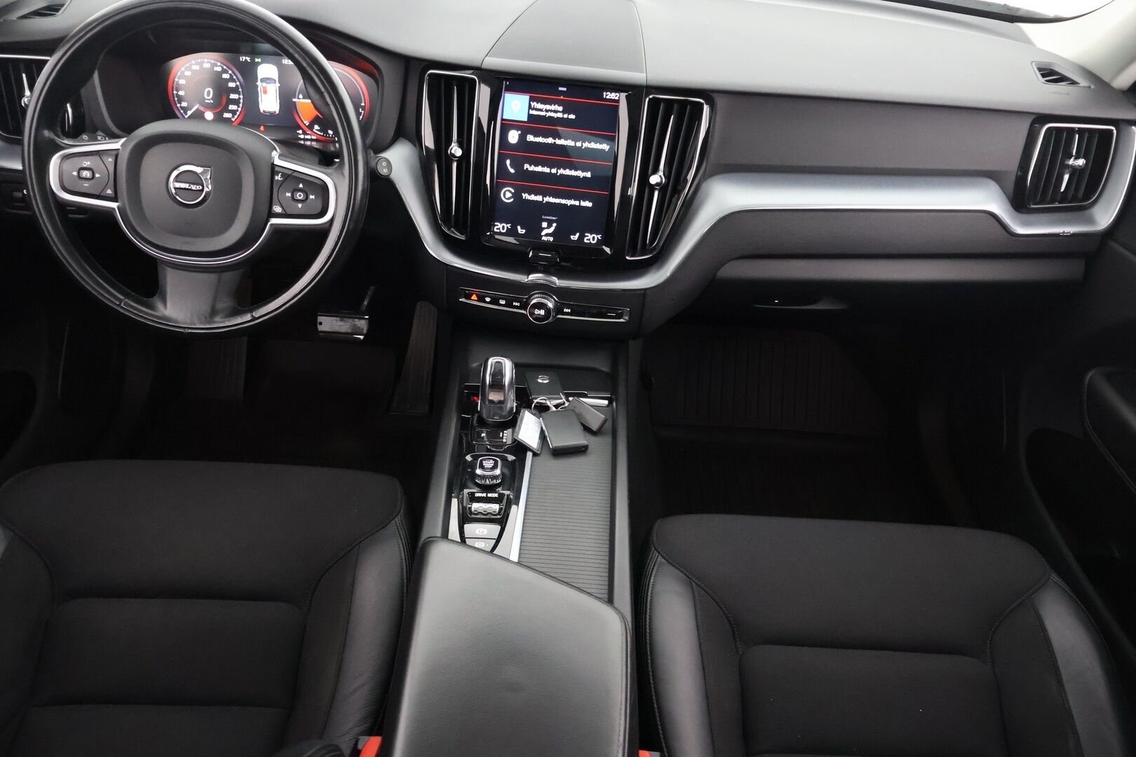 Volvo XC60 2019 T8 AWD Momentum aut - HUD | Webasto | Taittuva koukku | Keyless | LED | Panorama | Juuri huollettu | 2x Volvon vanteet | Four- C ilmajousitus