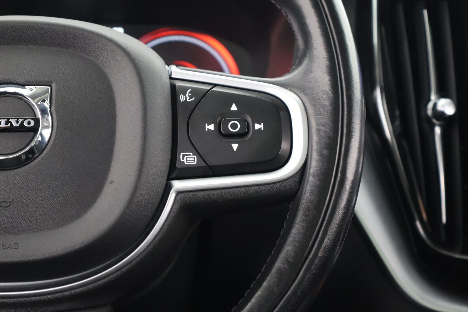 Volvo XC60 2019 T8 AWD Momentum aut - HUD | Webasto | Taittuva koukku | Keyless | LED | Panorama | Juuri huollettu | 2x Volvon vanteet | Four- C ilmajousitus