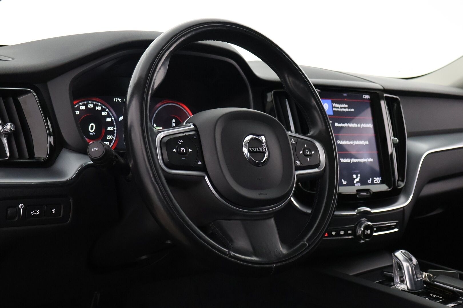 Volvo XC60 2019 T8 AWD Momentum aut - HUD | Webasto | Taittuva koukku | Keyless | LED | Panorama | Juuri huollettu | 2x Volvon vanteet | Four- C ilmajousitus