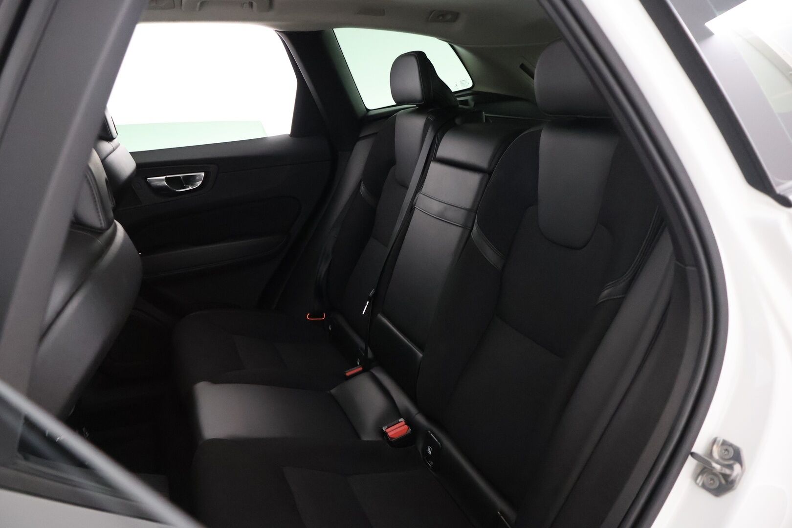 Volvo XC60 2019 T8 AWD Momentum aut - HUD | Webasto | Taittuva koukku | Keyless | LED | Panorama | Juuri huollettu | 2x Volvon vanteet | Four- C ilmajousitus