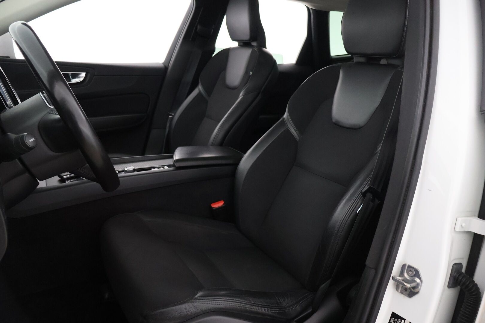 Volvo XC60 2019 T8 AWD Momentum aut - HUD | Webasto | Taittuva koukku | Keyless | LED | Panorama | Juuri huollettu | 2x Volvon vanteet | Four- C ilmajousitus