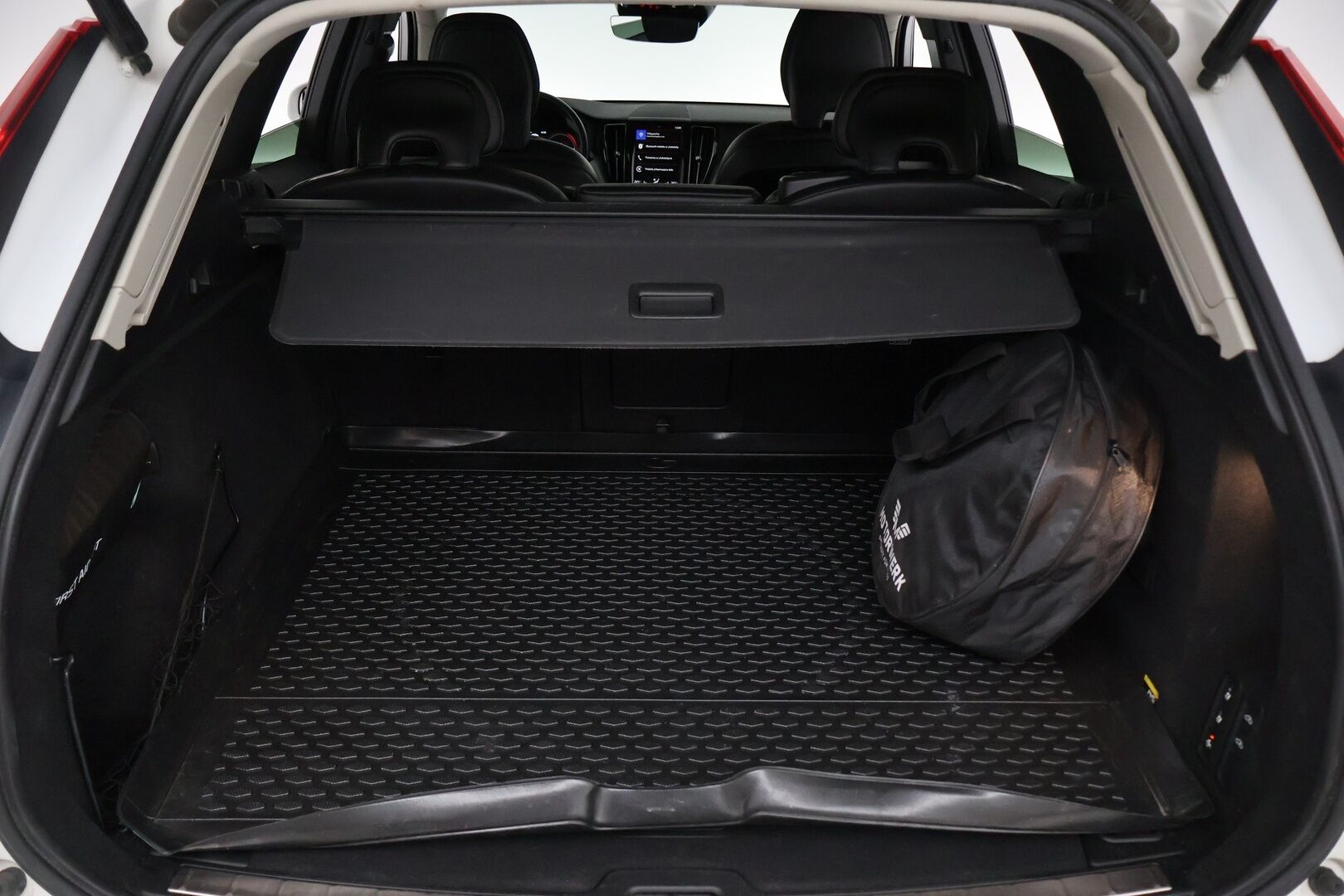 Volvo XC60 2019 T8 AWD Momentum aut - HUD | Webasto | Taittuva koukku | Keyless | LED | Panorama | Juuri huollettu | 2x Volvon vanteet | Four- C ilmajousitus