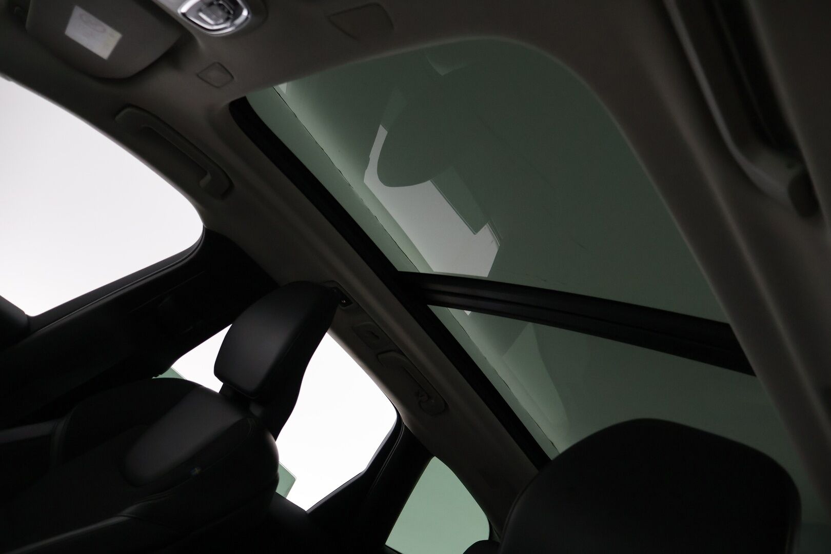 Volvo XC60 2019 T8 AWD Momentum aut - HUD | Webasto | Taittuva koukku | Keyless | LED | Panorama | Juuri huollettu | 2x Volvon vanteet | Four- C ilmajousitus